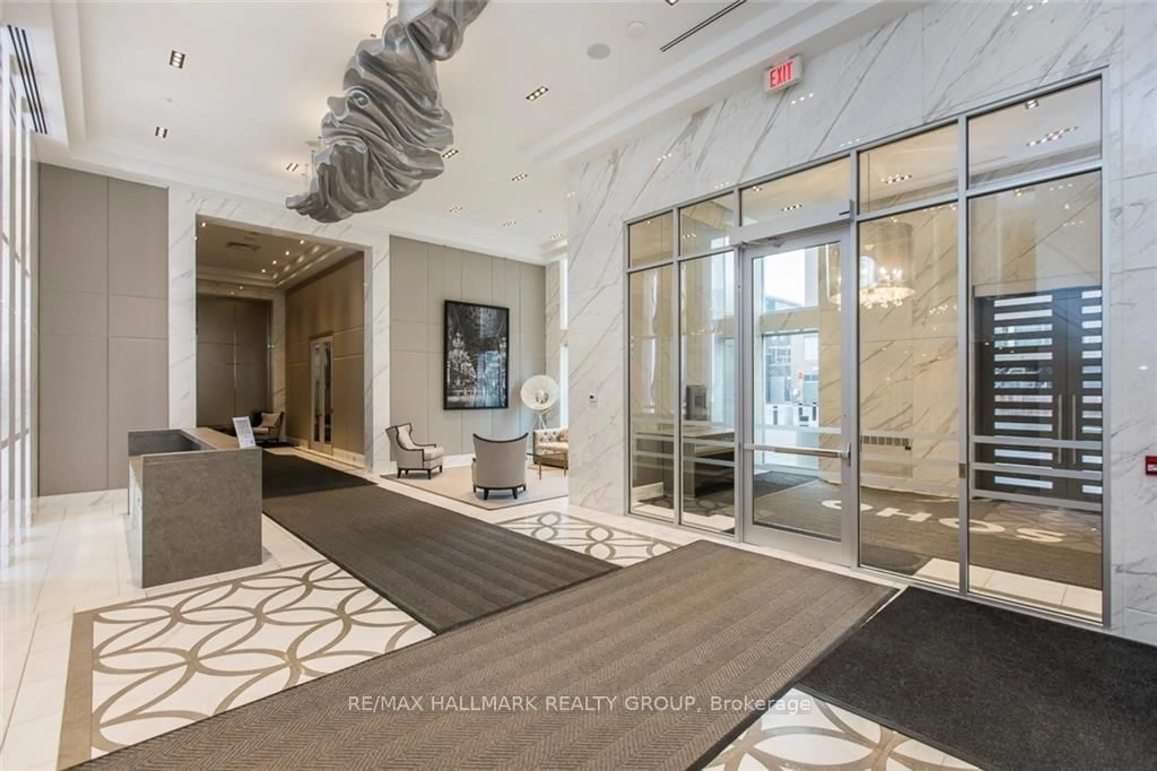 Indoor foyer for 111 Champagne Ave #808, Ottawa Ontario K1S 5V3