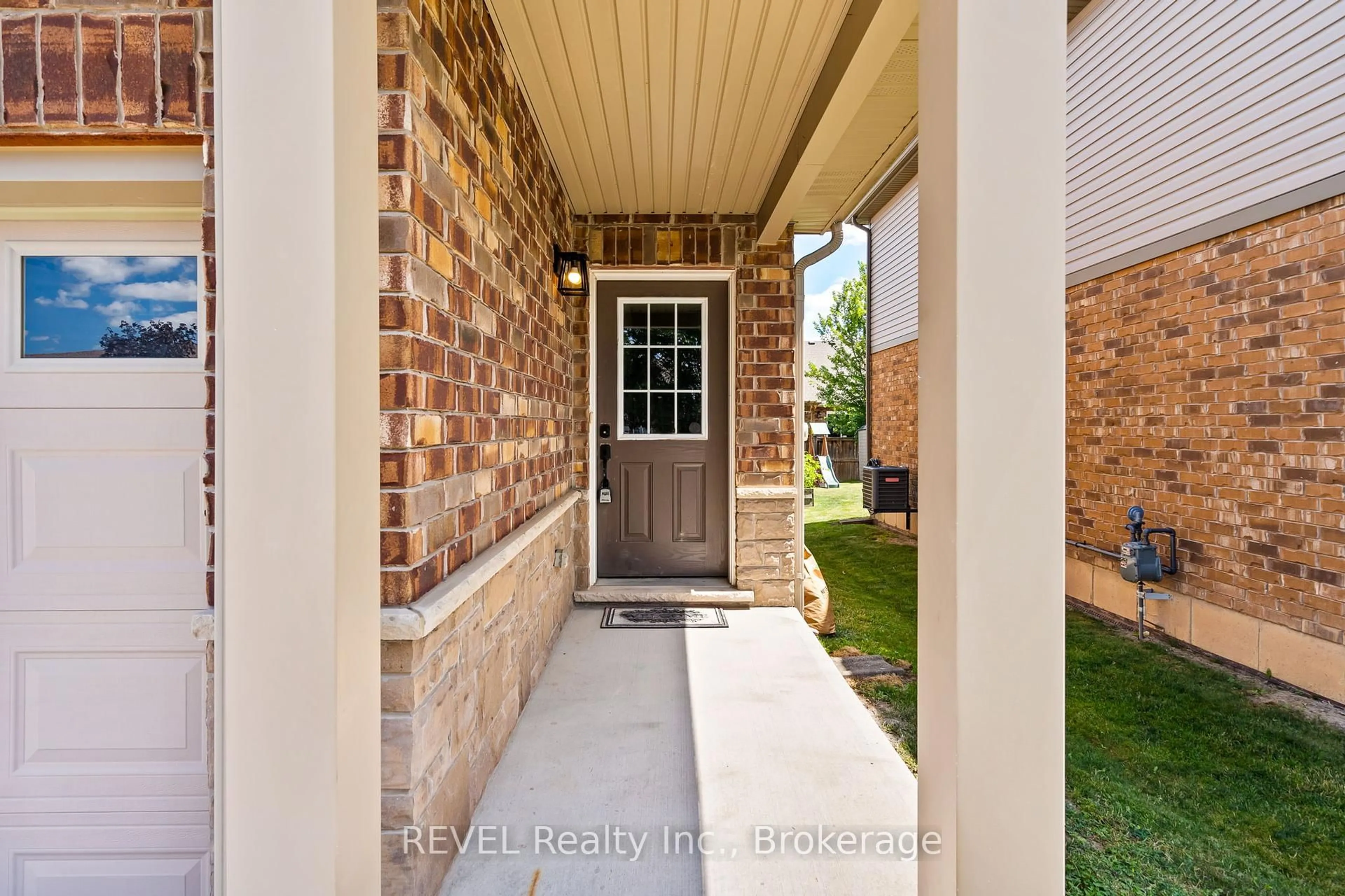 Indoor entryway for 124 Roselawn Cres, Welland Ontario L3C 0B7