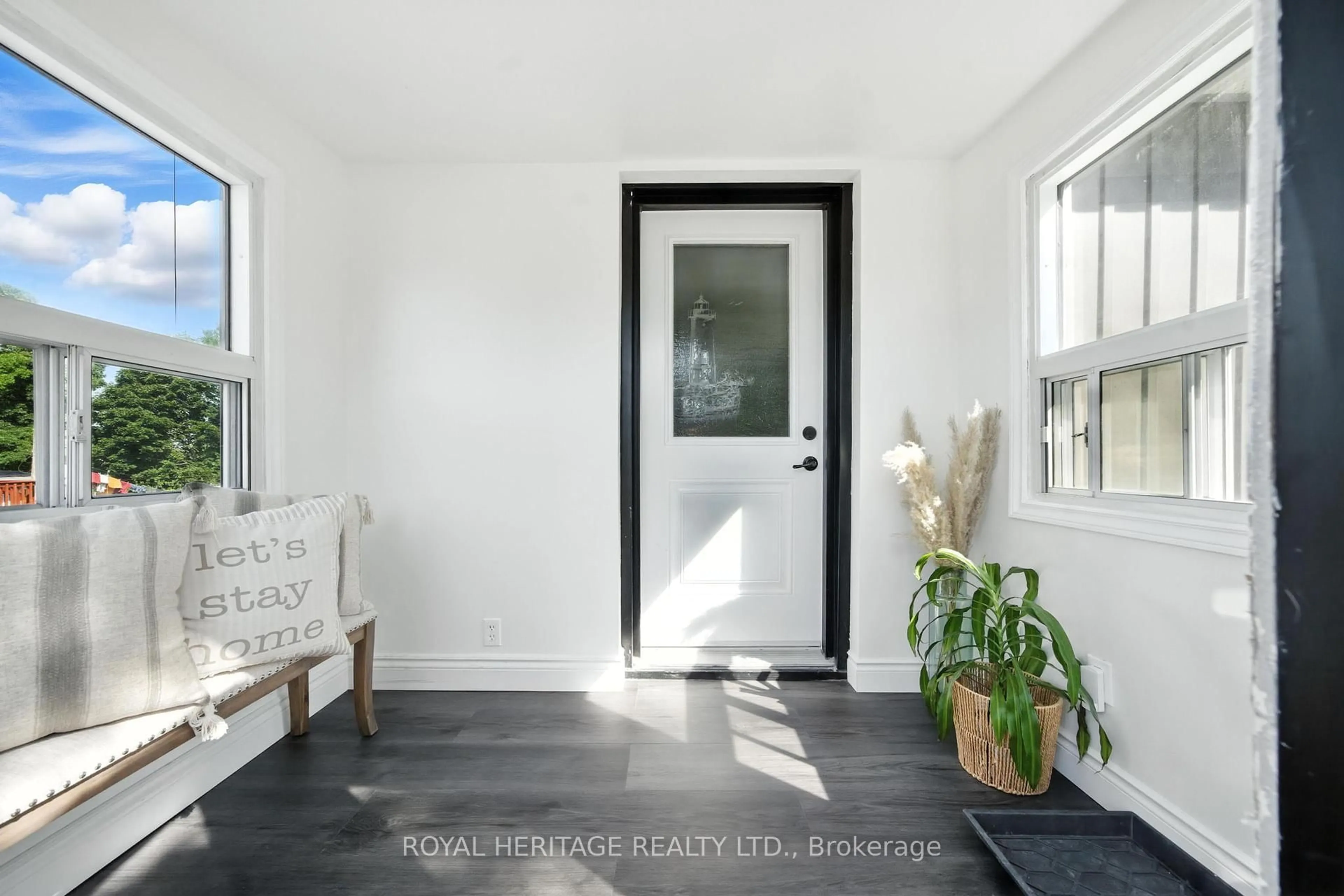 Indoor entryway for 125 Elm Tree Rd, Kawartha Lakes Ontario K0M 2C0