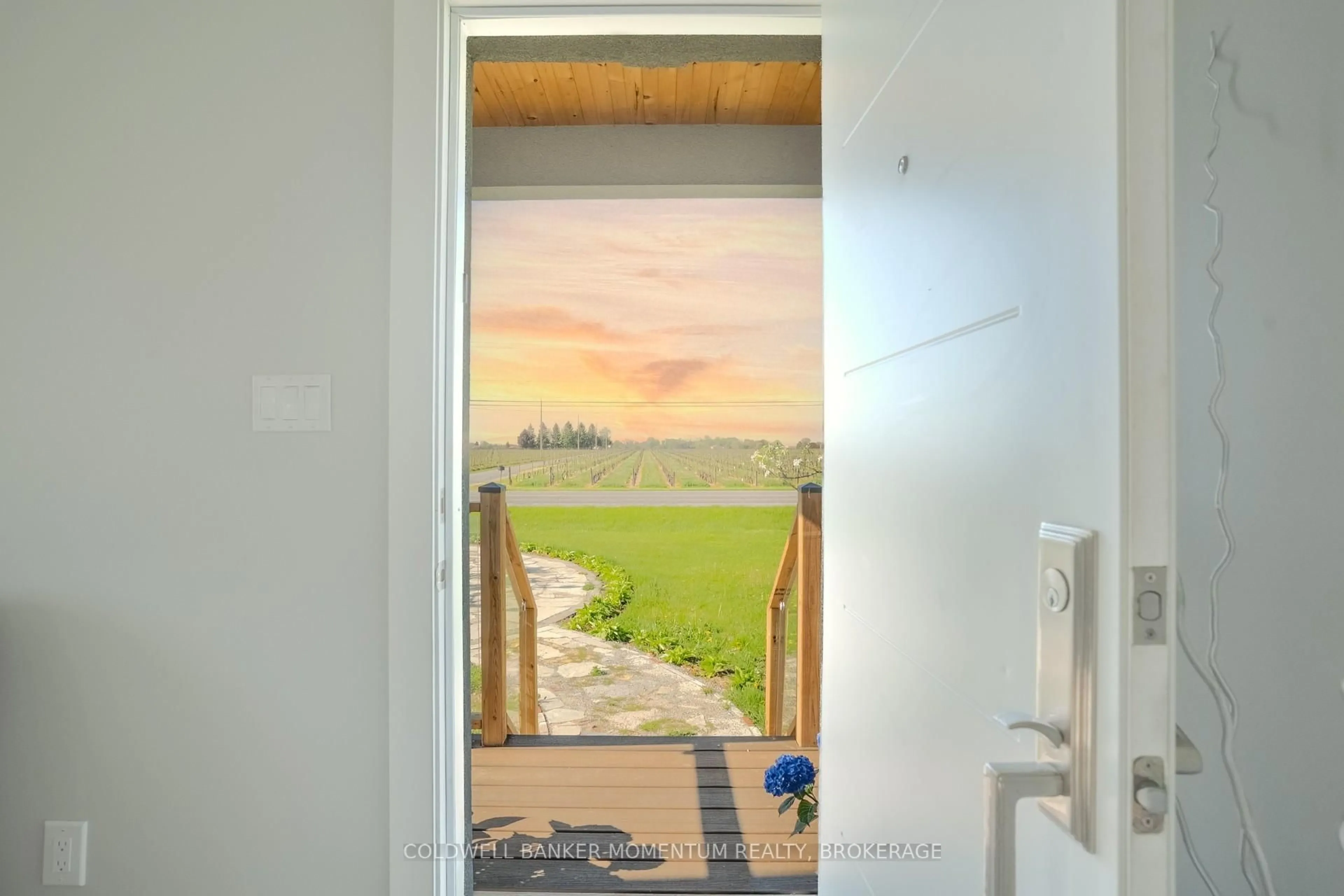 Indoor entryway for 165 East West Line, Niagara-on-the-Lake Ontario L0S 1J0