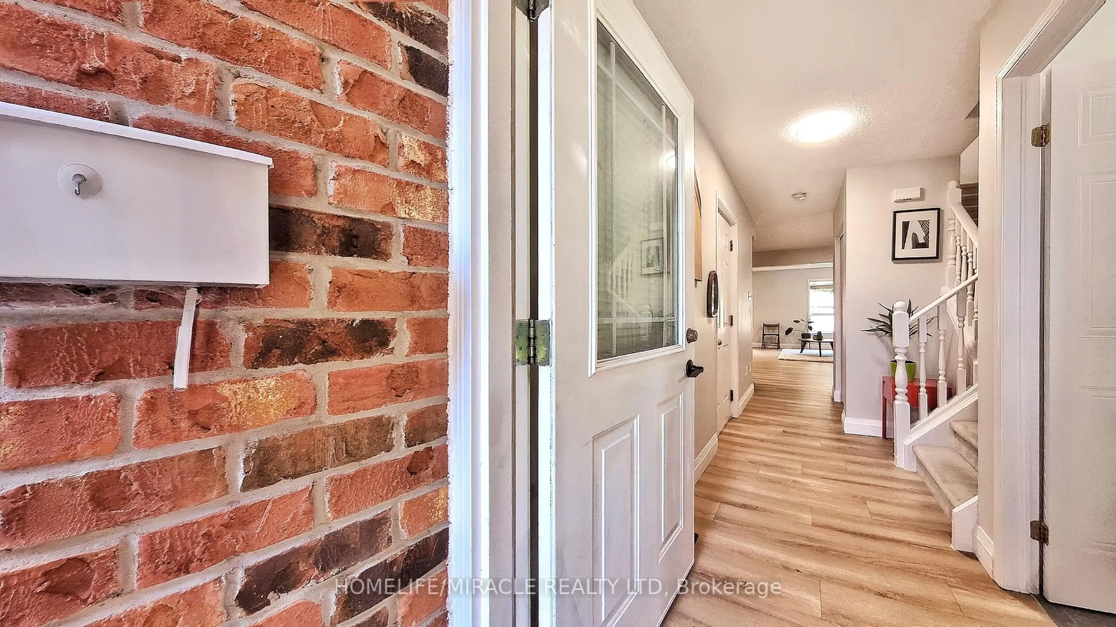 Indoor entryway for 470 Annapolis Crt, Waterloo Ontario N2K 4E8