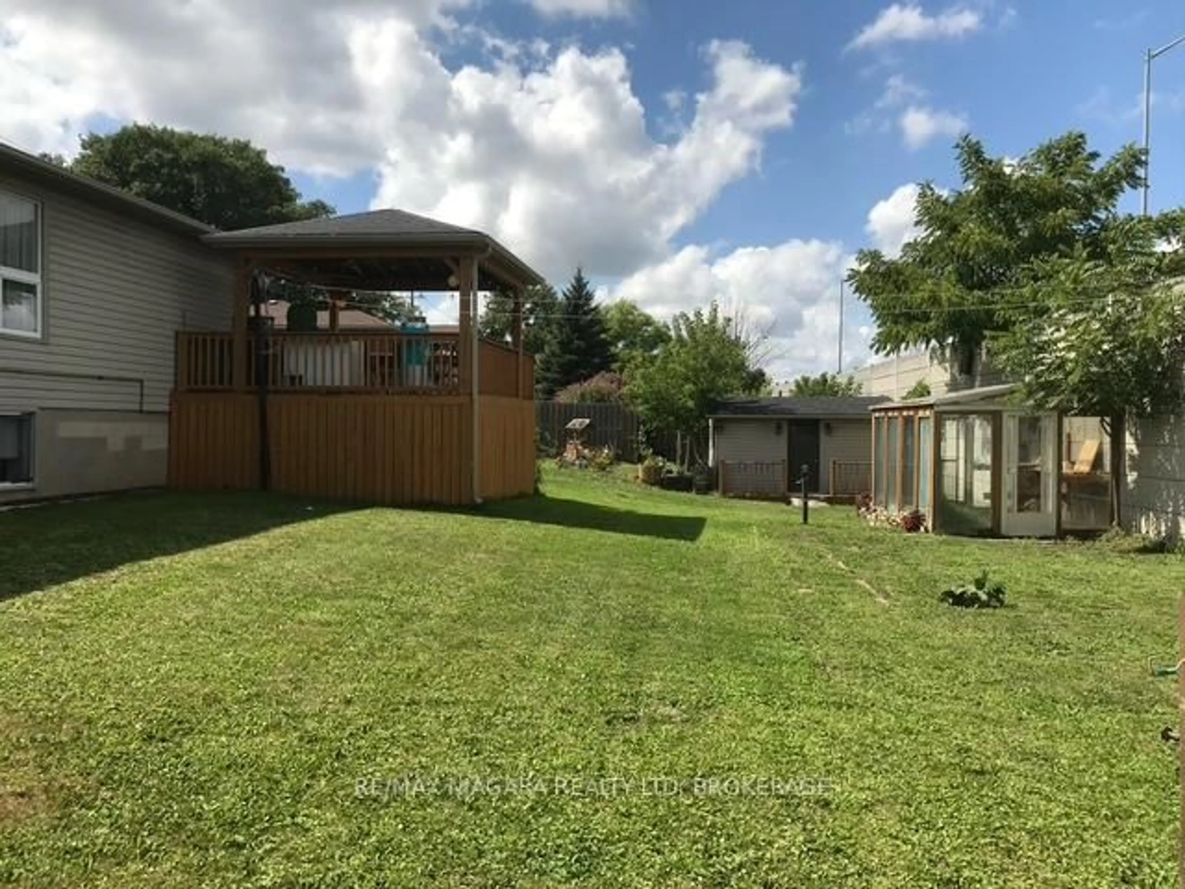 A pic from outside/outdoor area/front of a property/back of a property/a pic from drone, unknown for 6681 Frederica St, Niagara Falls Ontario L2G 1E1