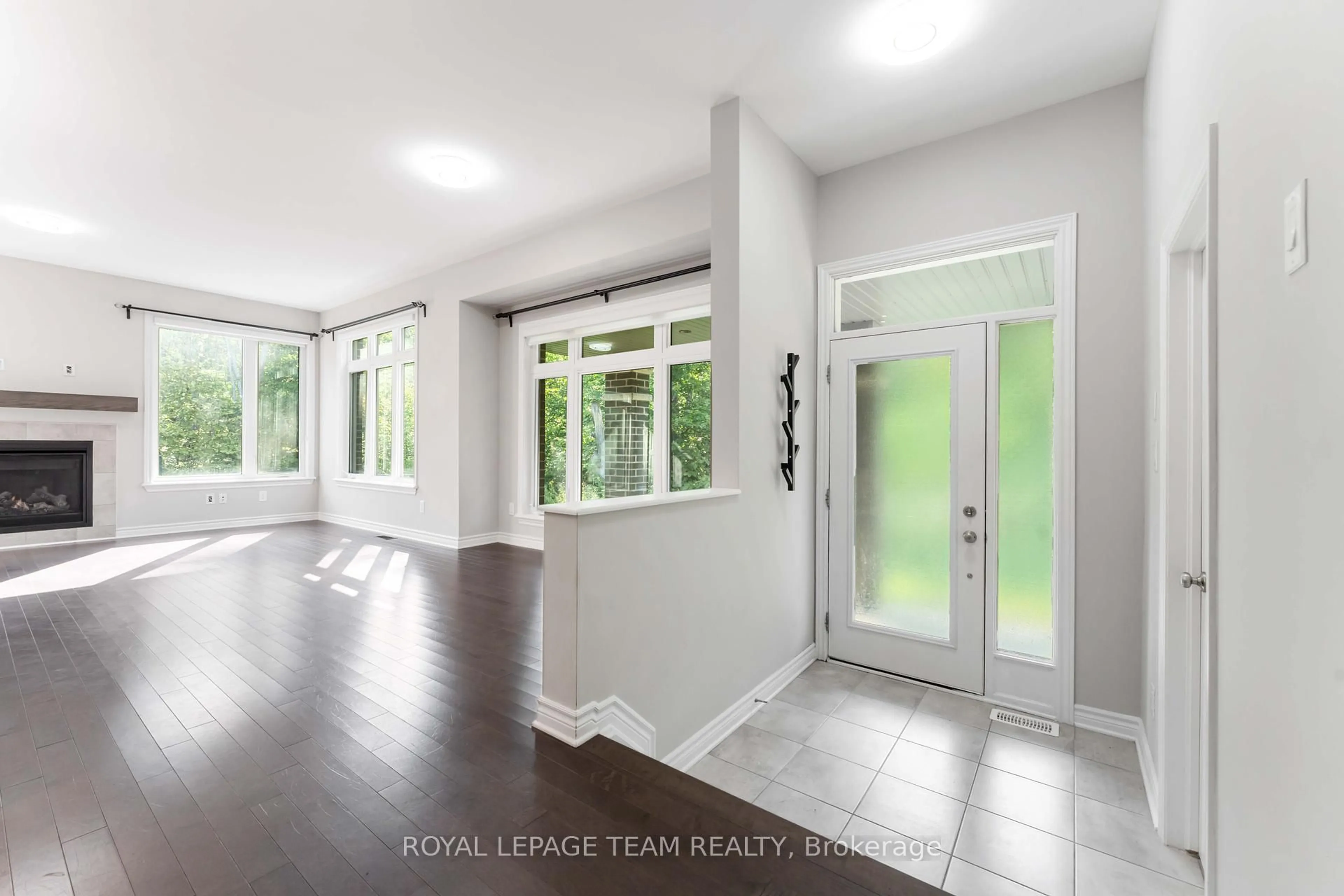 Indoor entryway for 562 ROWERS Way, Ottawa Ontario K1X 0C6