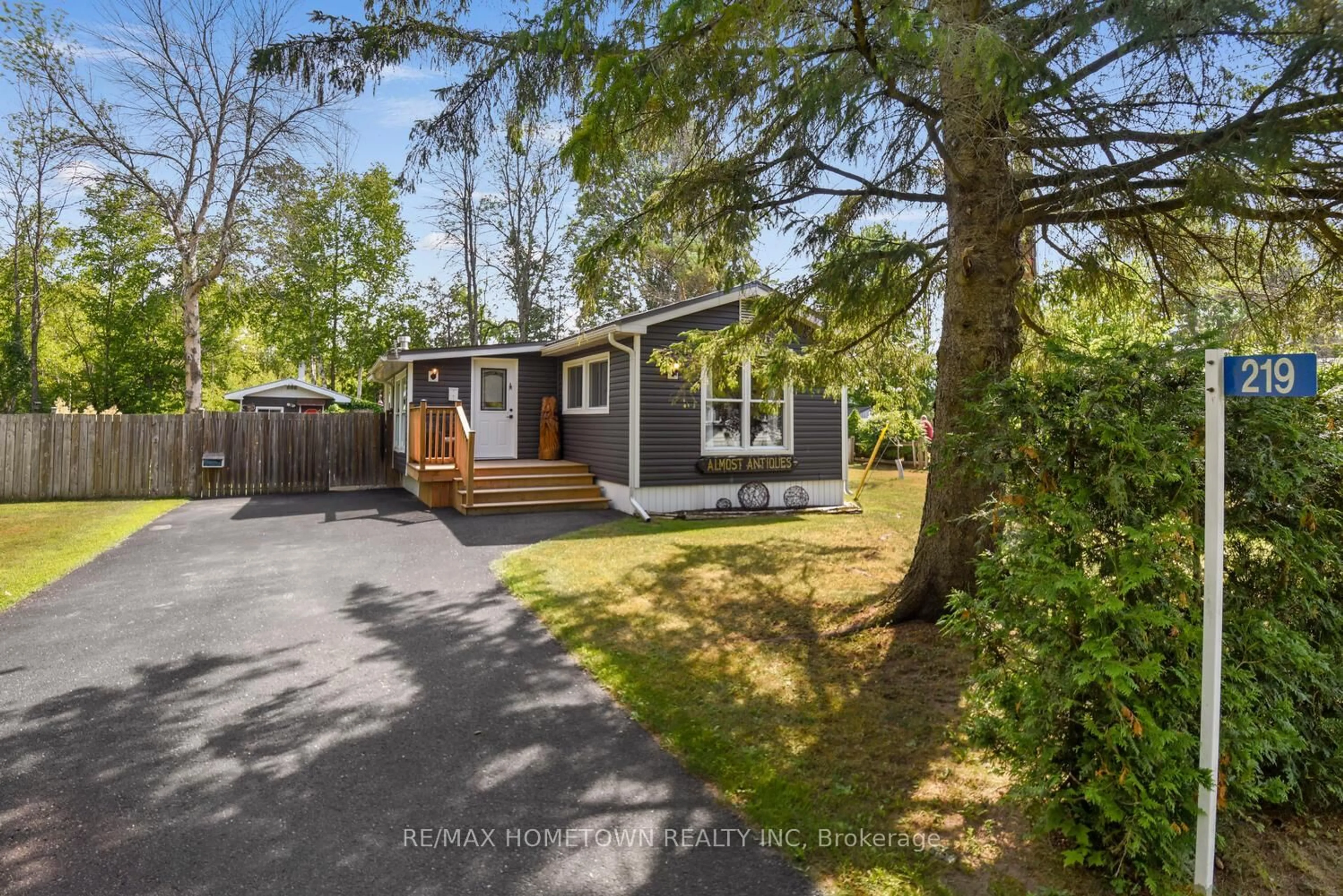 A pic from outside/outdoor area/front of a property/back of a property/a pic from drone, street for 219 Knight Ave, Augusta Ontario K6V 5T3