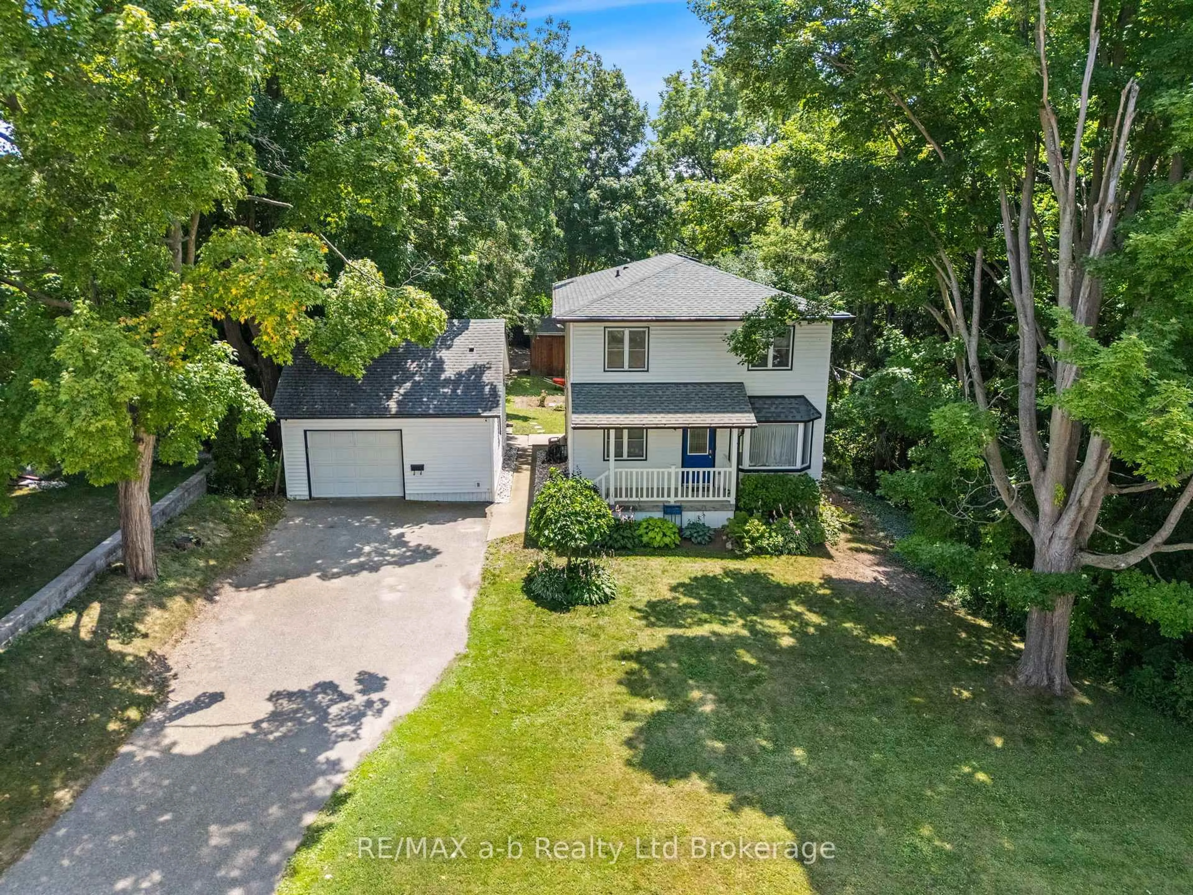 A pic from outside/outdoor area/front of a property/back of a property/a pic from drone, street for 330 Spencer St, Woodstock Ontario N4S 2H3