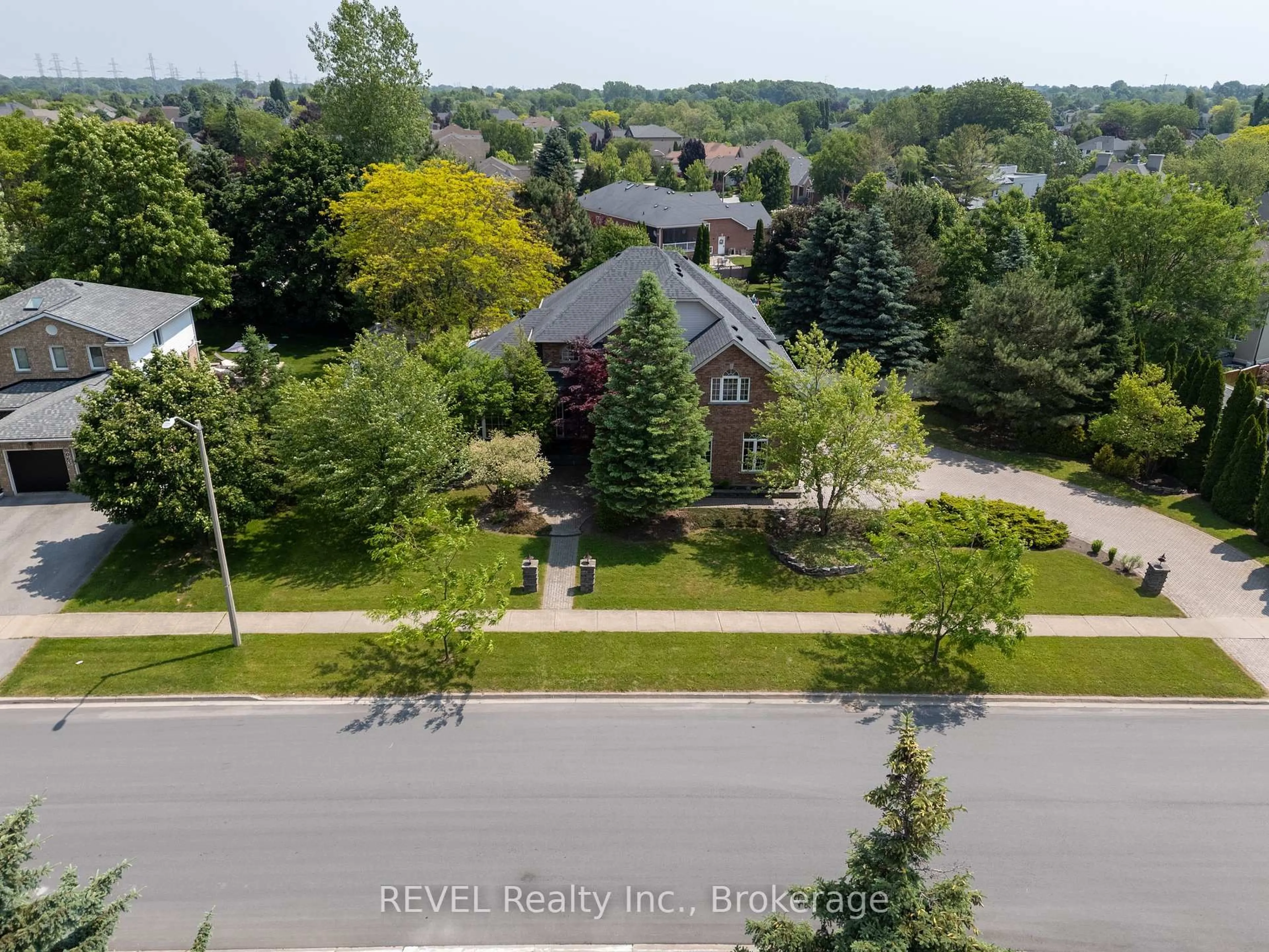 A pic from outside/outdoor area/front of a property/back of a property/a pic from drone, street for 8055 Mount Carmel Blvd, Niagara Falls Ontario L2H 2Z1
