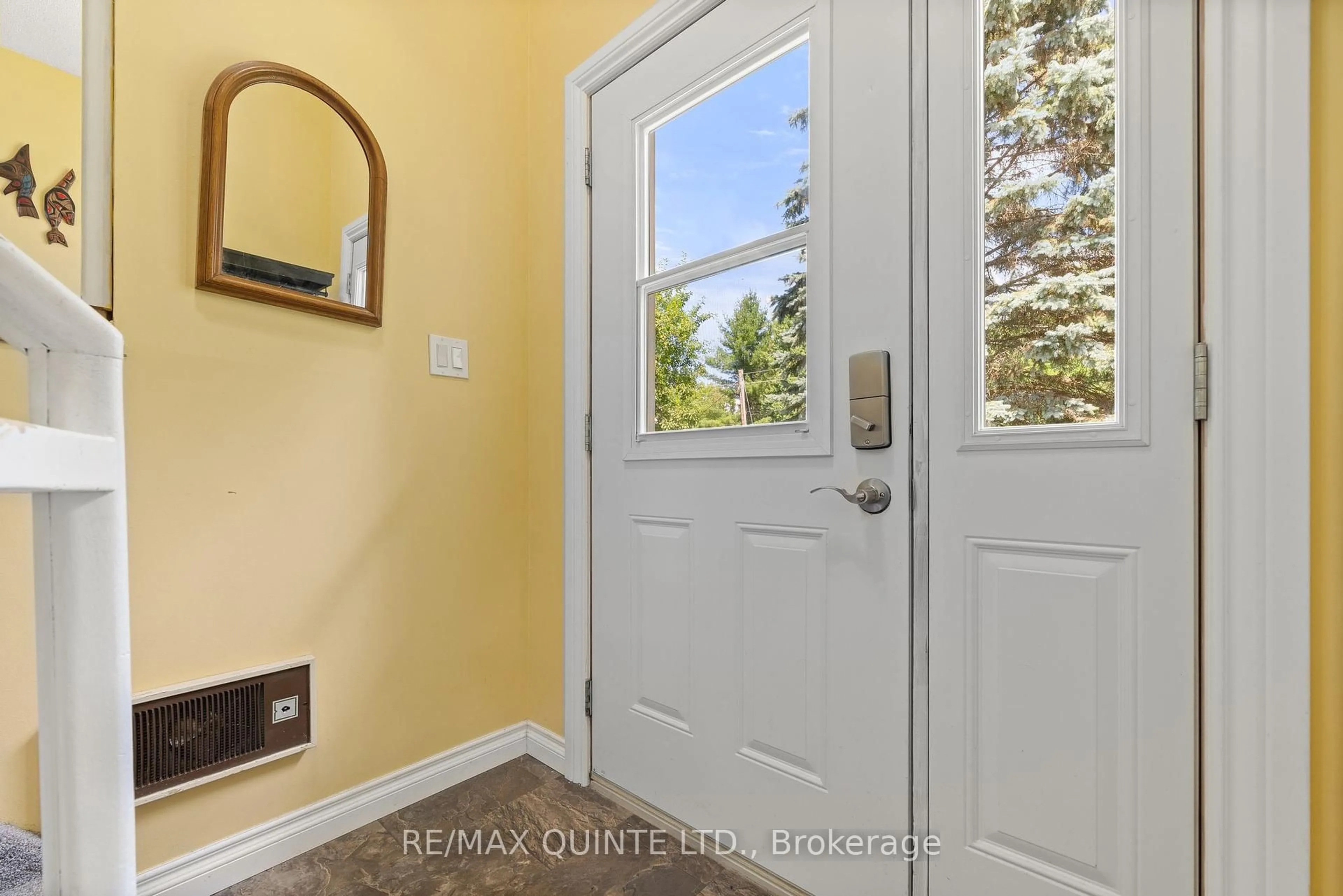 Indoor entryway for 140 Edward St, Stirling Ontario K0K 3E0