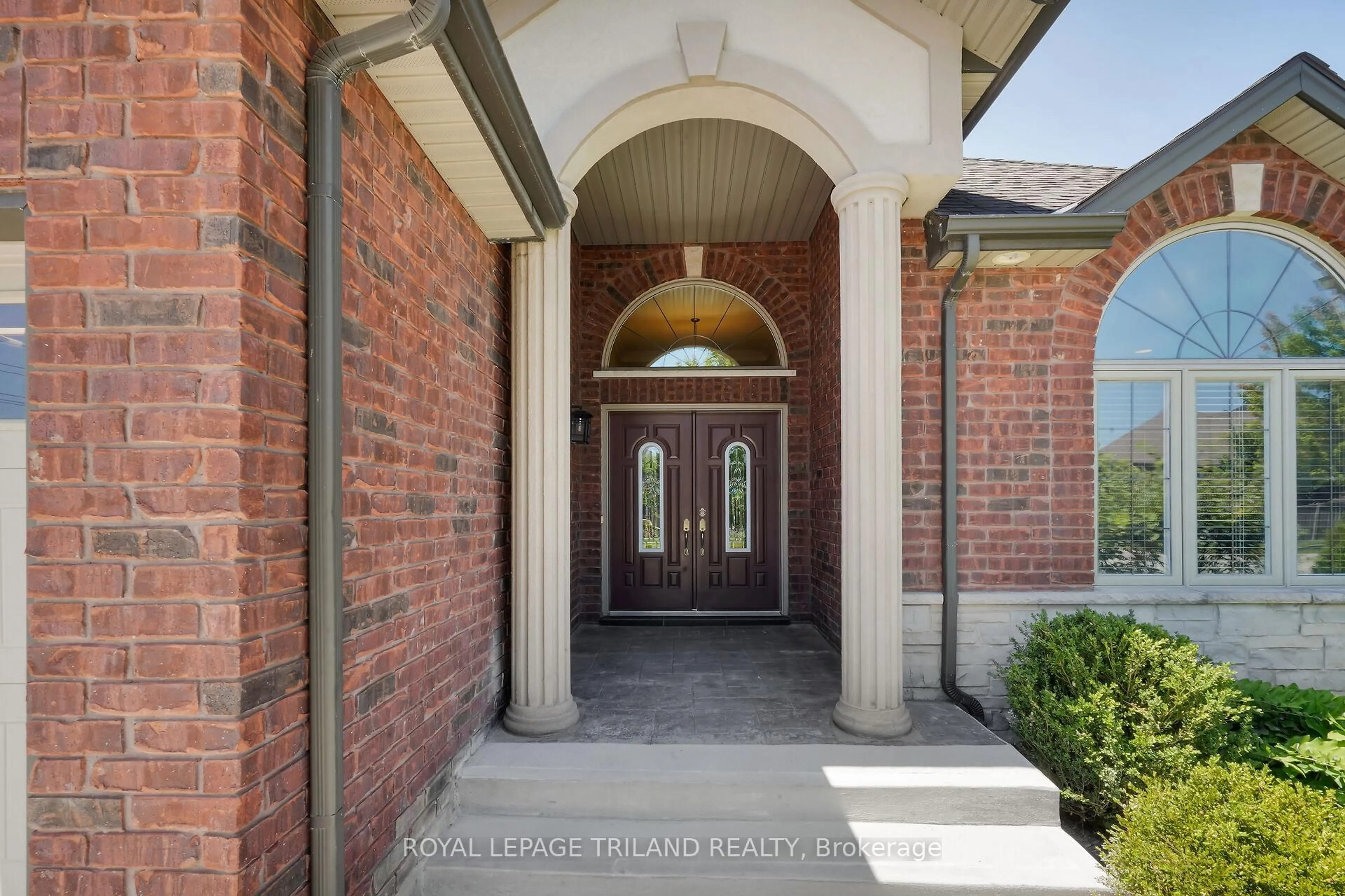 Indoor entryway for 3401 Pioneer Pkwy, London South Ontario N6P 0A8