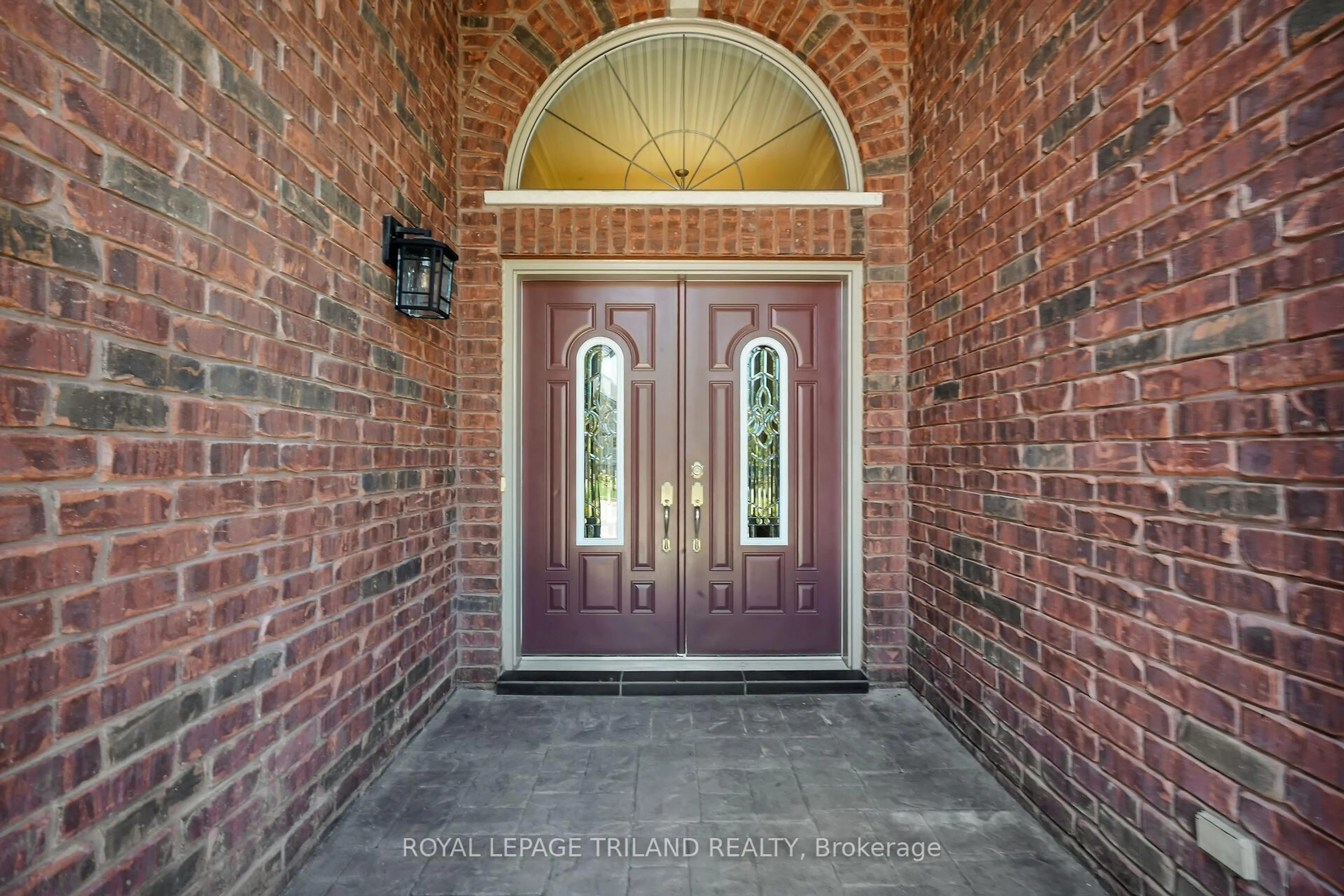 Indoor entryway for 3401 Pioneer Pkwy, London South Ontario N6P 0A8
