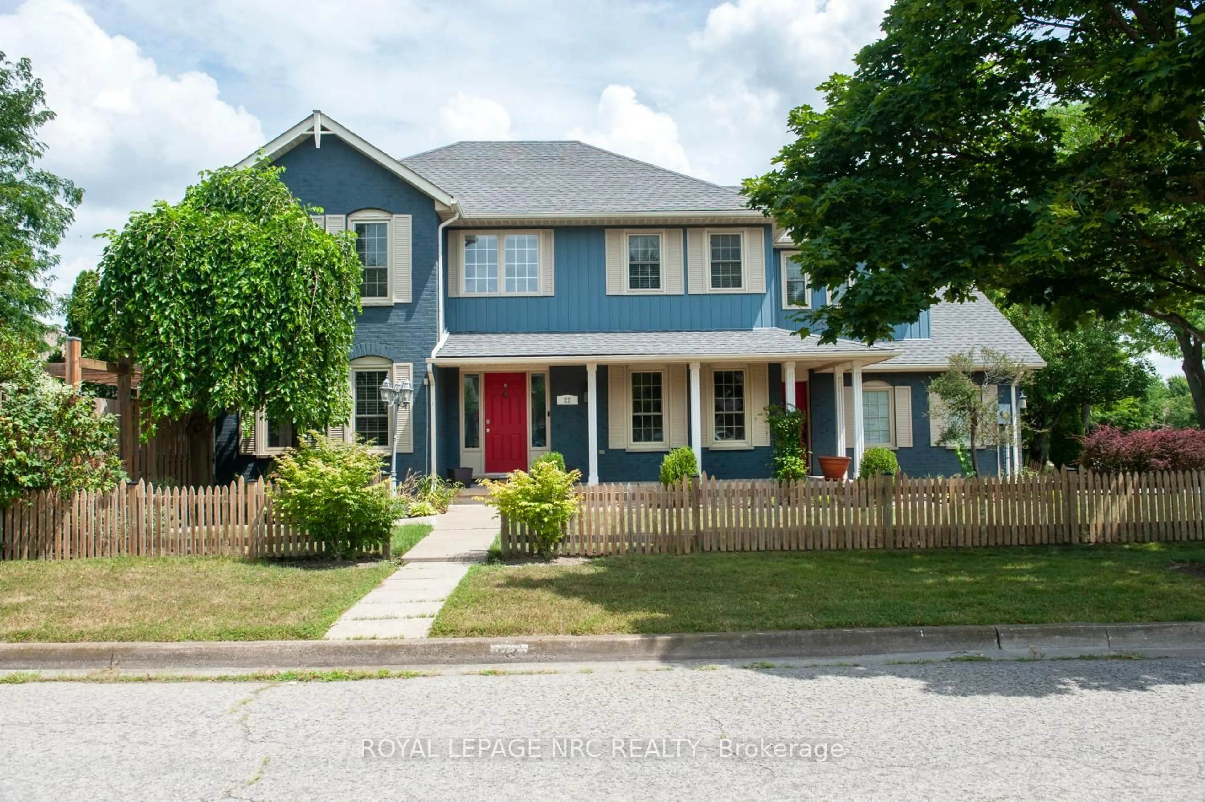 Home with vinyl exterior material, street for 22 Senator Dr, St. Catharines Ontario L2S 3T3