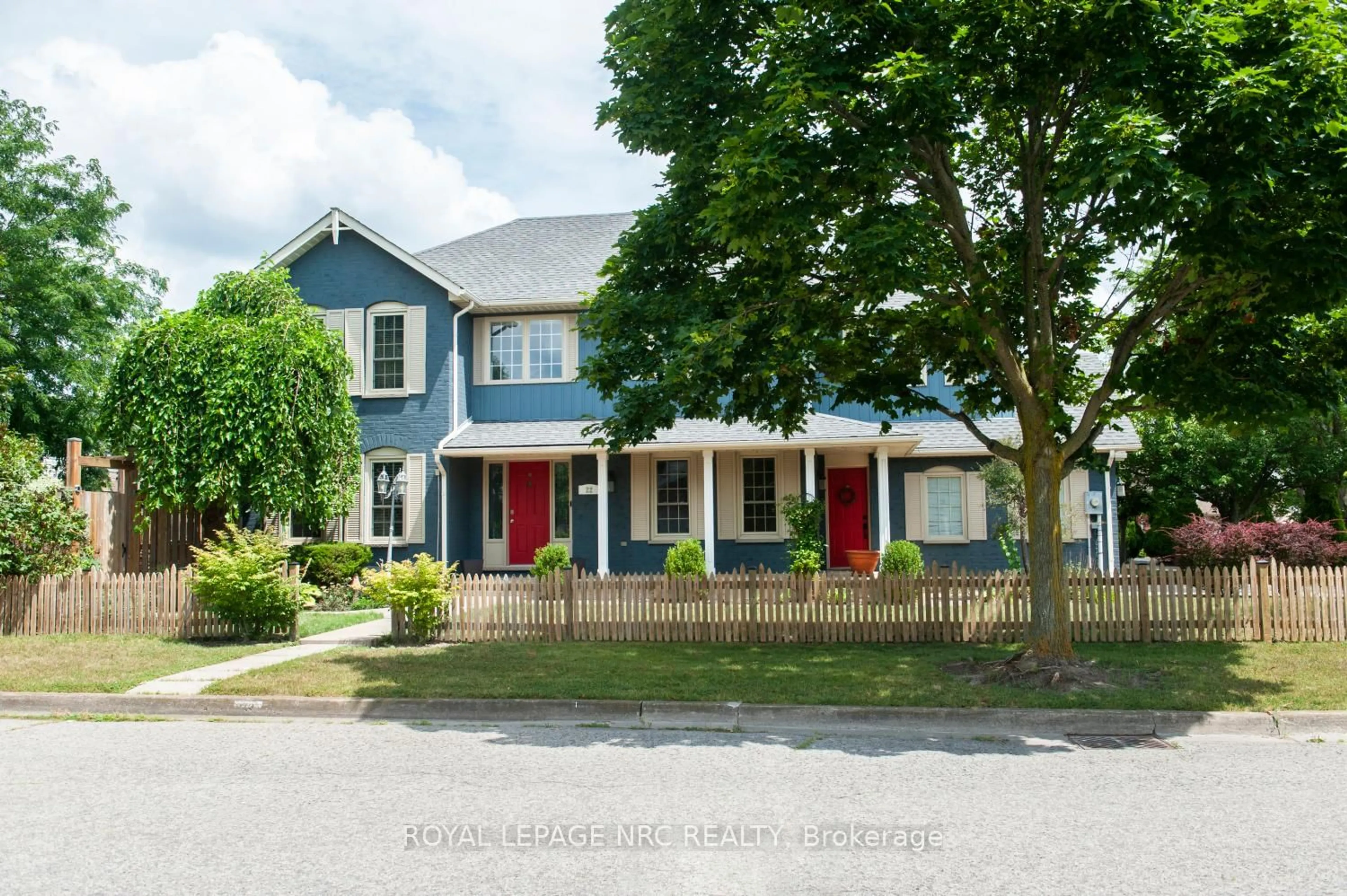 Home with vinyl exterior material, street for 22 Senator Dr, St. Catharines Ontario L2S 3T3