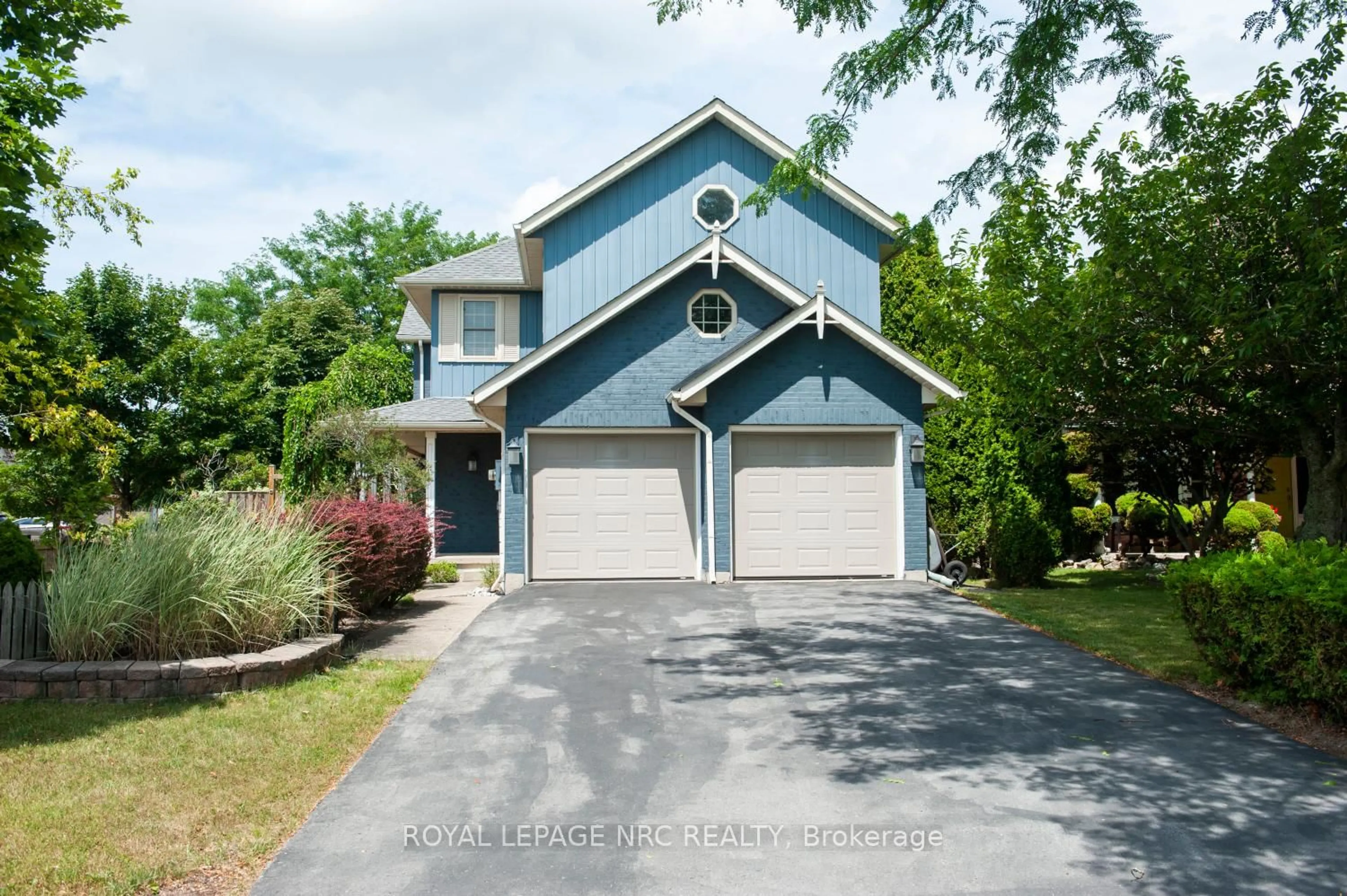 Home with vinyl exterior material, street for 22 Senator Dr, St. Catharines Ontario L2S 3T3