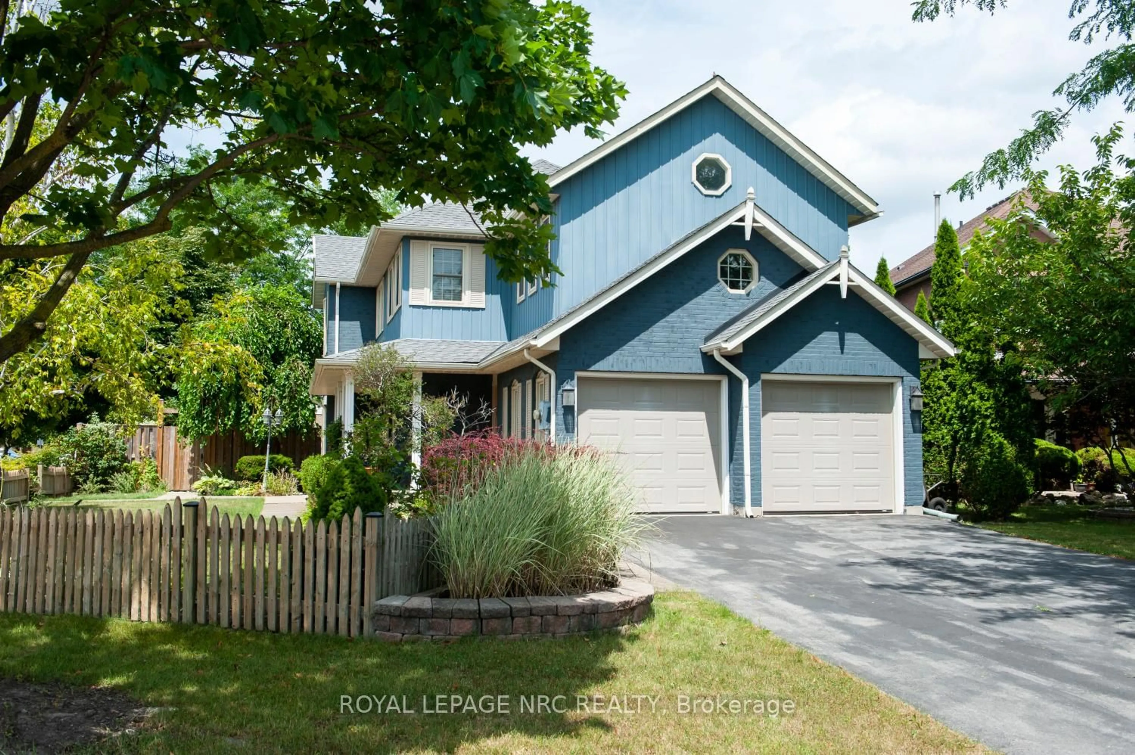Home with vinyl exterior material, street for 22 Senator Dr, St. Catharines Ontario L2S 3T3