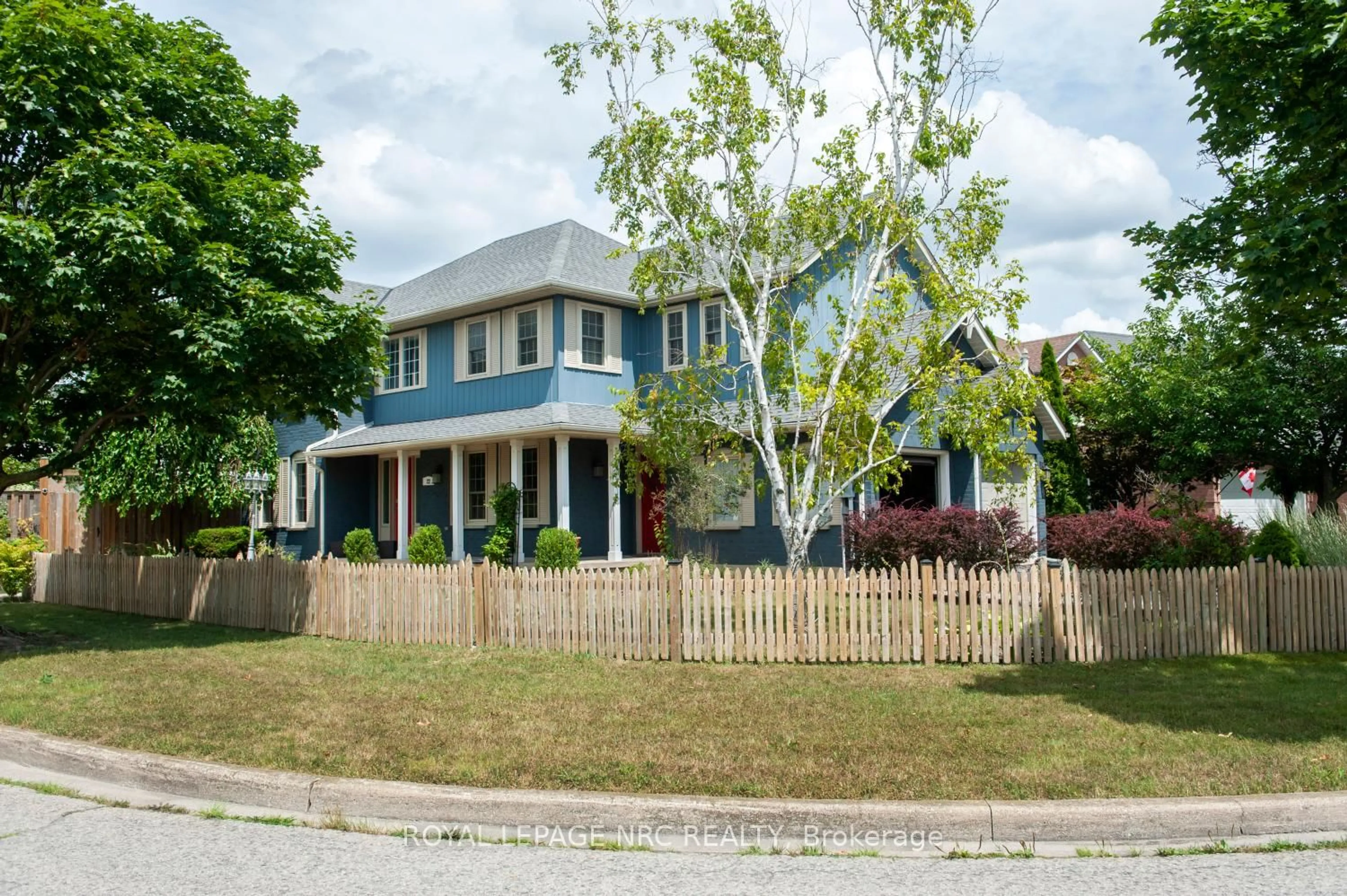 Home with vinyl exterior material, street for 22 Senator Dr, St. Catharines Ontario L2S 3T3