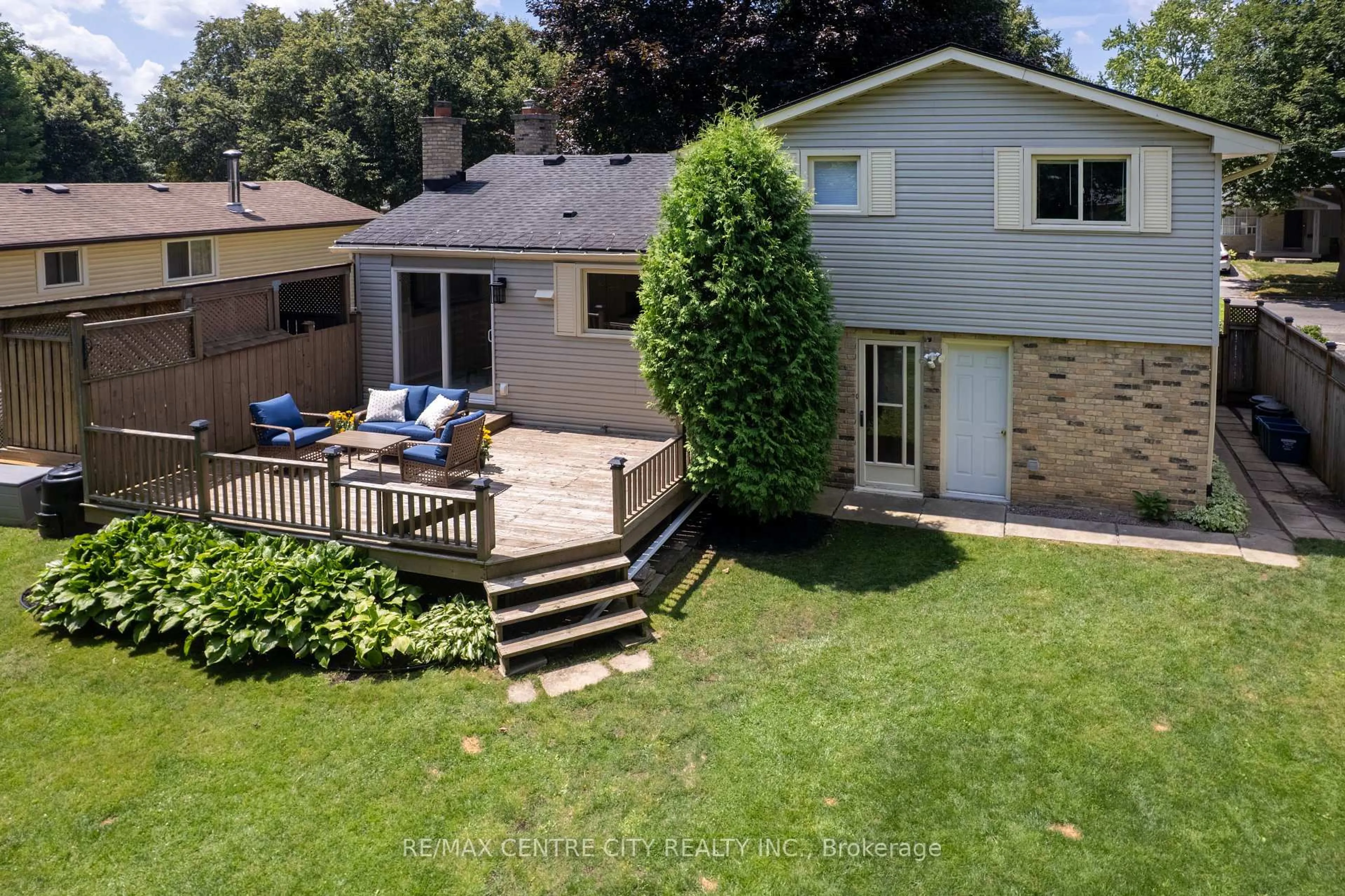 A pic from outside/outdoor area/front of a property/back of a property/a pic from drone, street for 1431 STONEYBROOK Cres, London North Ontario N5X 1C3