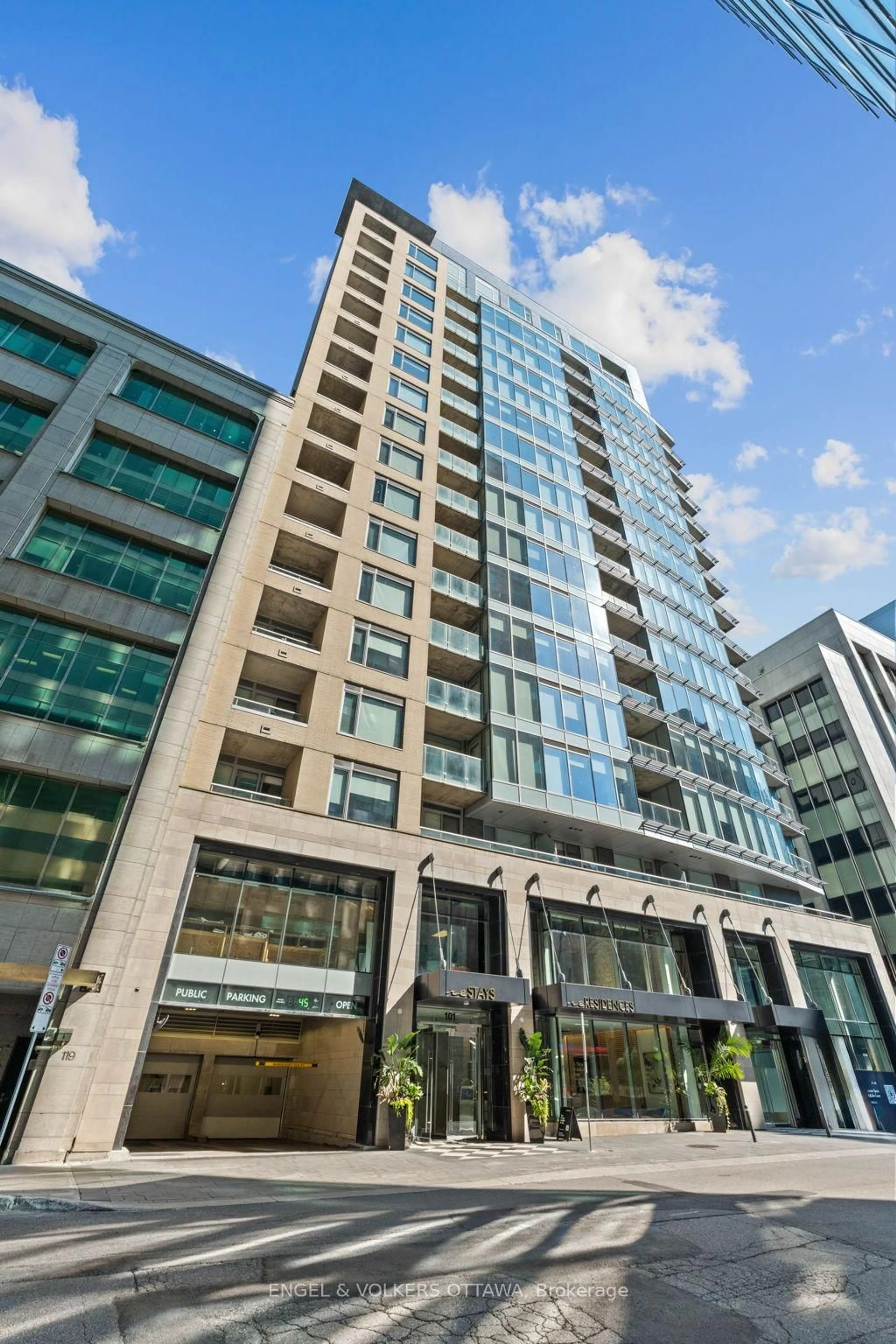 Indoor foyer for 101 Queen St, Ottawa Ontario K1P 0B7