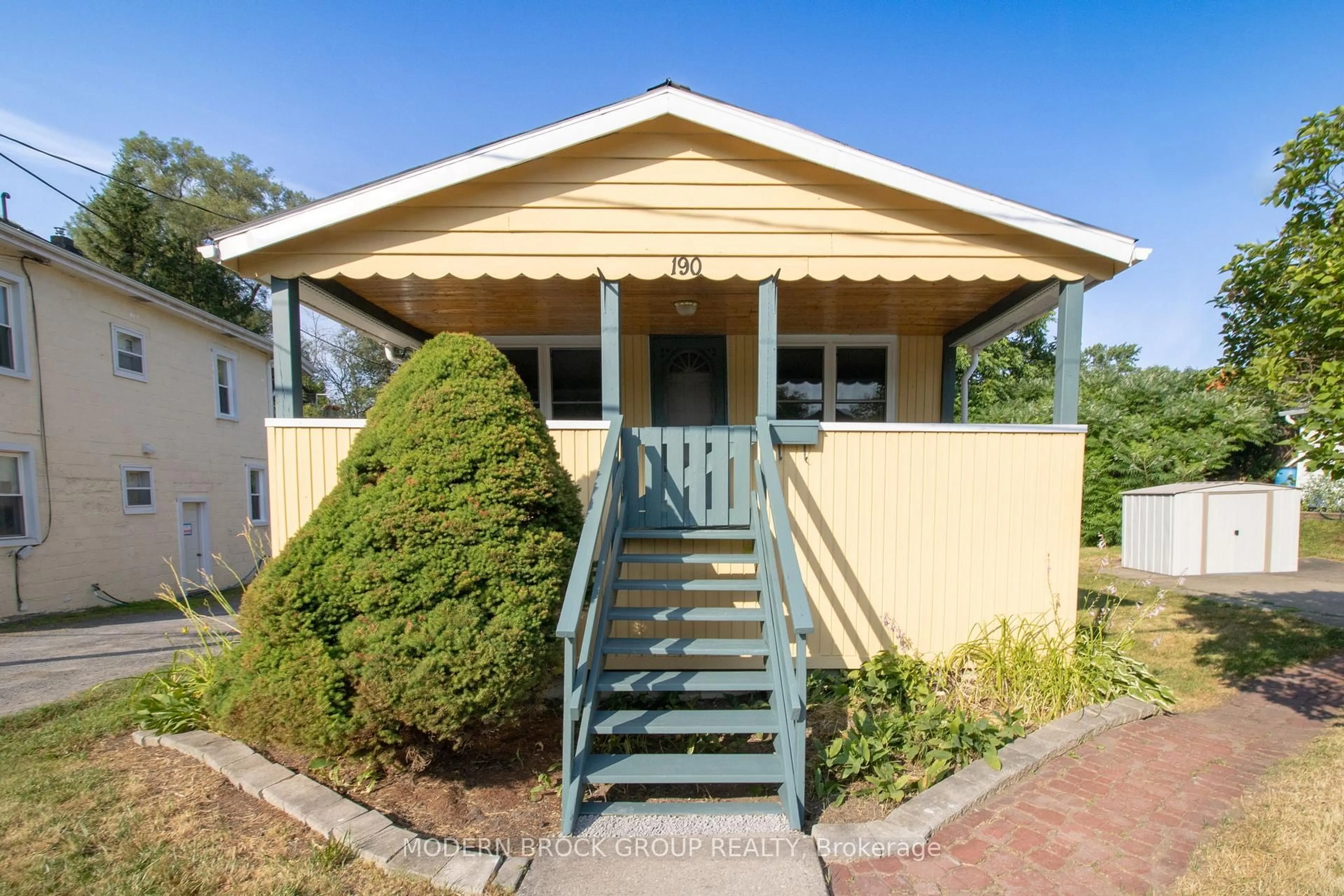 Home with vinyl exterior material, street for 190 Ormond St, Brockville Ontario K6V 2L3