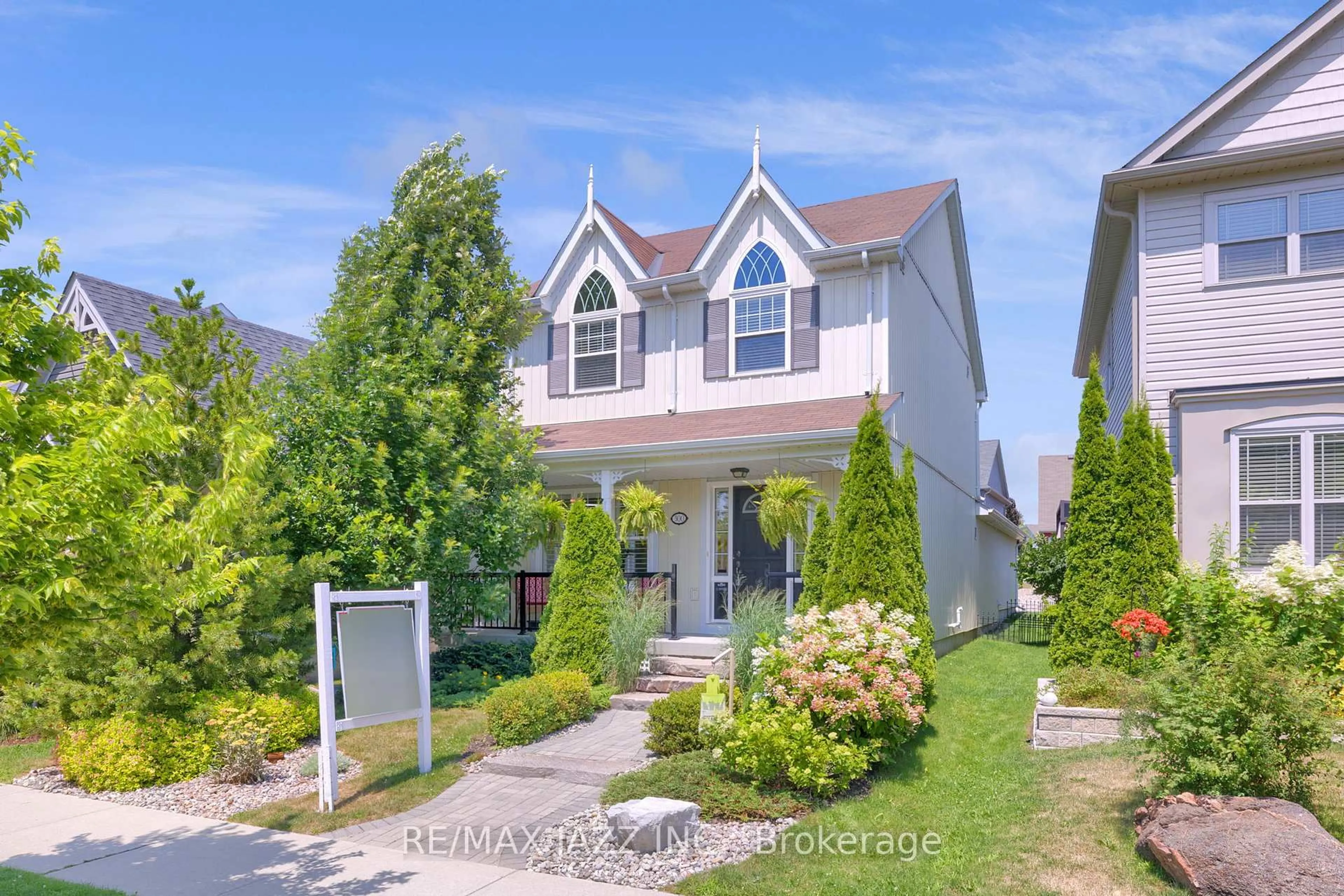 A pic from outside/outdoor area/front of a property/back of a property/a pic from drone, street for 300 Strachan St, Port Hope Ontario L1A 0C8