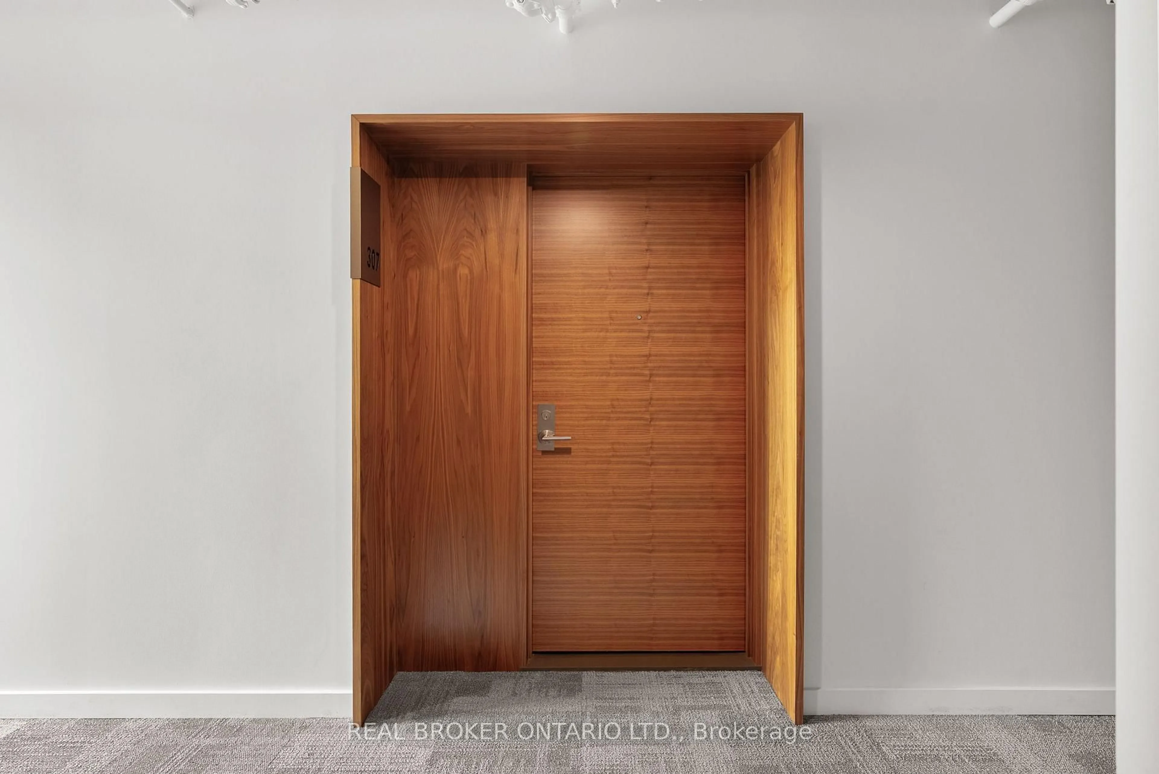 Indoor entryway for 135 Barrette St #307, Ottawa Ontario K1L 7Z9