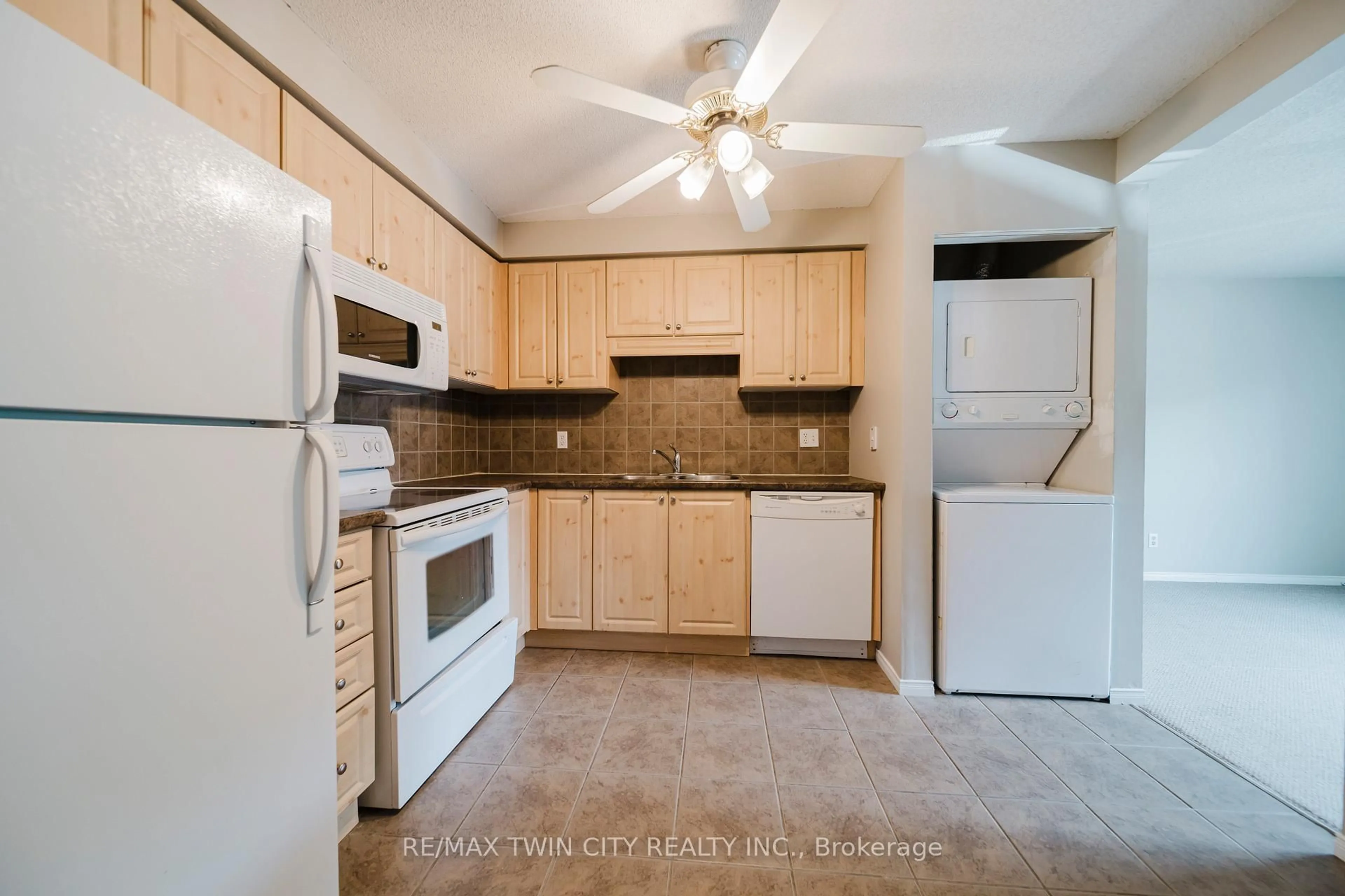 Standard kitchen, unknown for 331 Northlake Dr #10, Waterloo Ontario N2V 1Z1