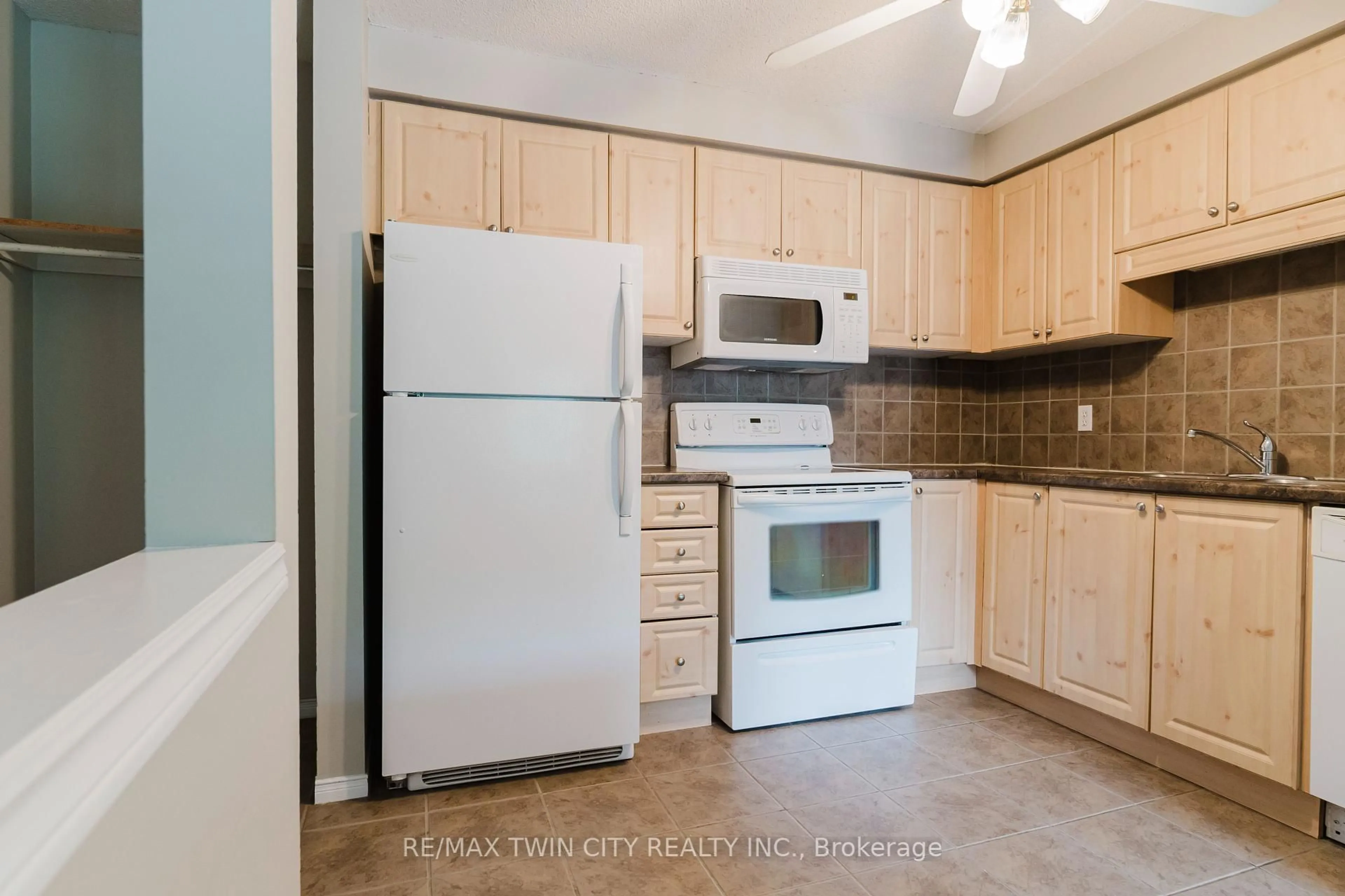 Standard kitchen, unknown for 331 Northlake Dr #10, Waterloo Ontario N2V 1Z1