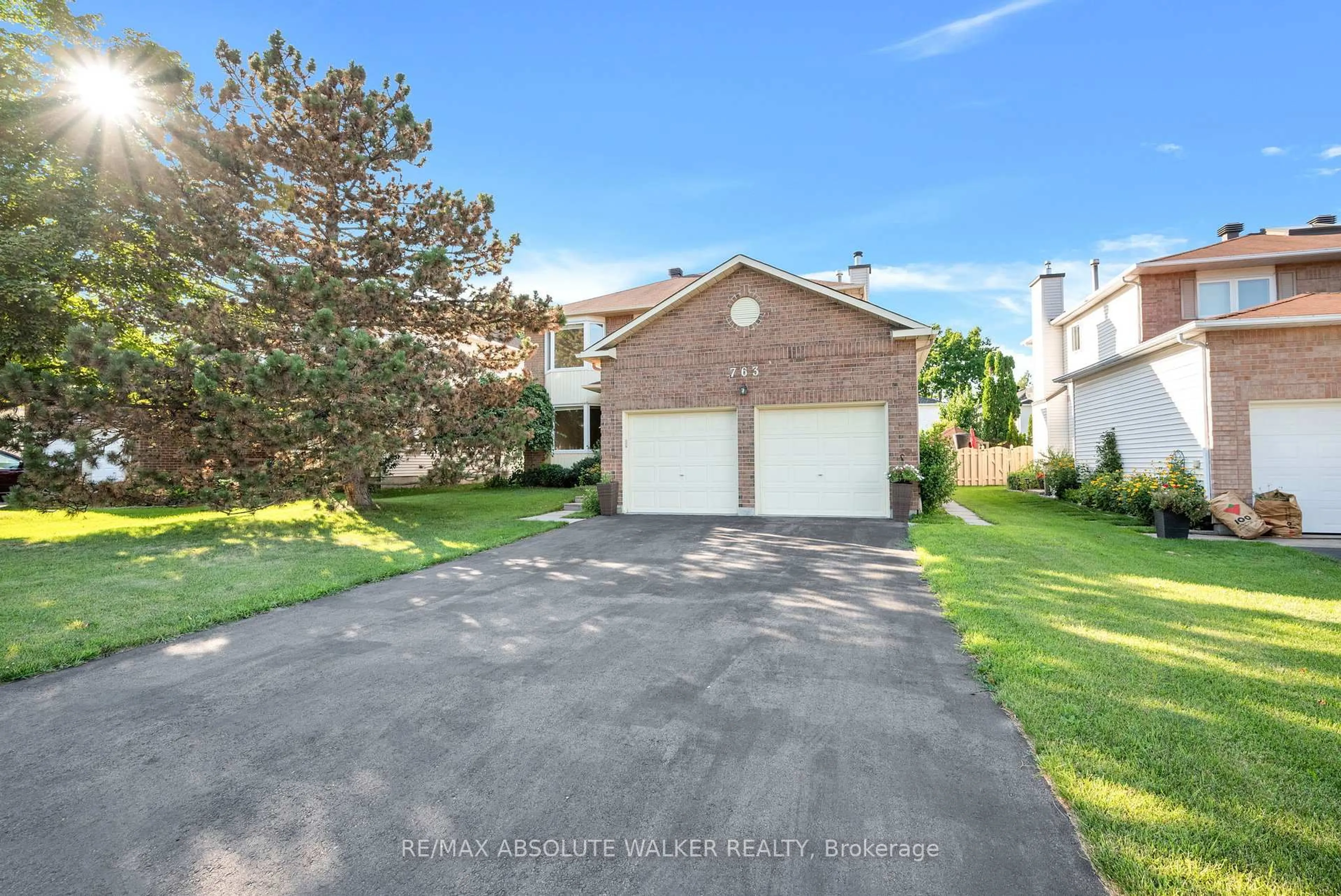 A pic from outside/outdoor area/front of a property/back of a property/a pic from drone, unknown for 763 Montcrest Dr, Ottawa Ontario K4A 2N1