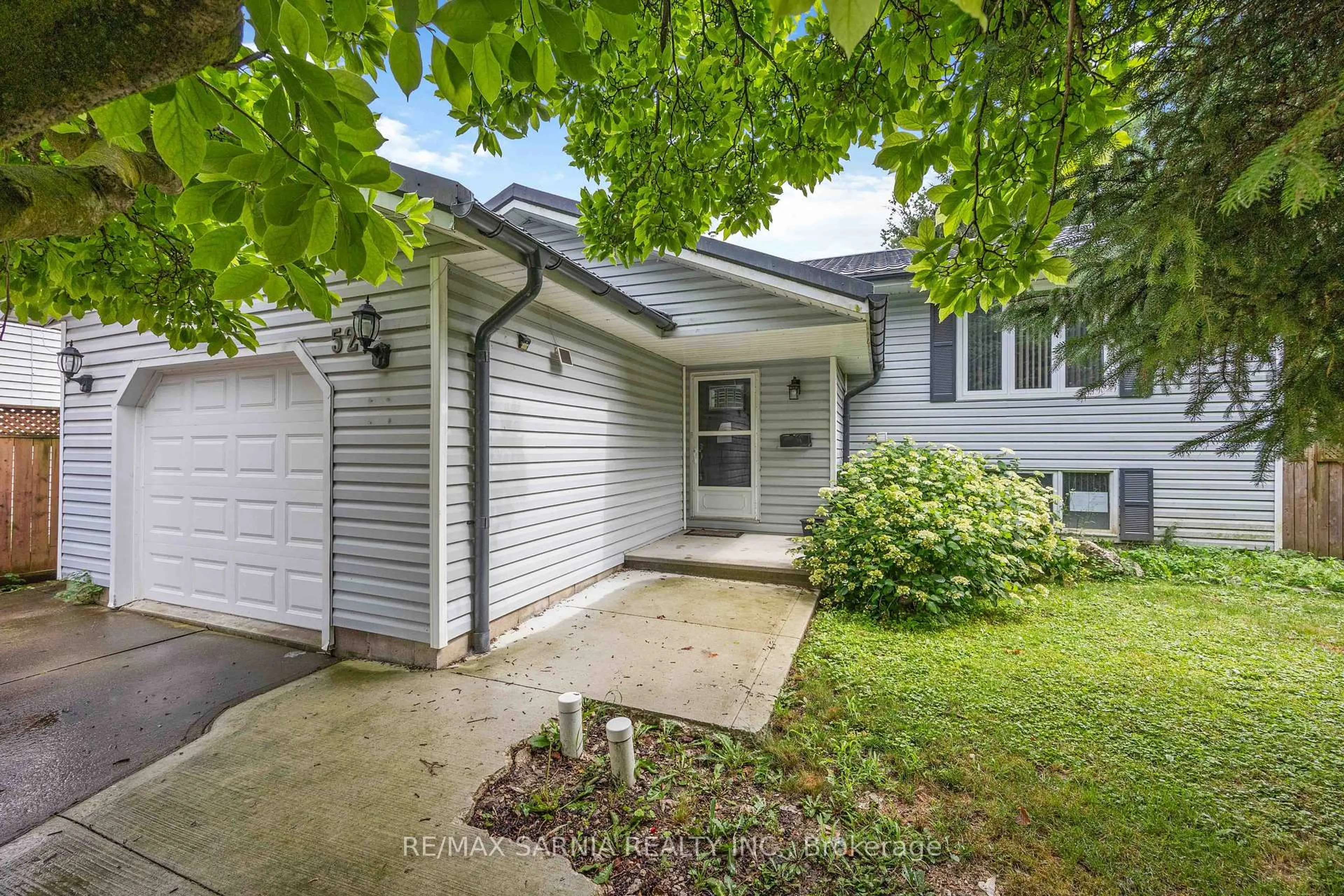 Home with vinyl exterior material, street for 52 Water St, Chatham-Kent Ontario N7M 3H7