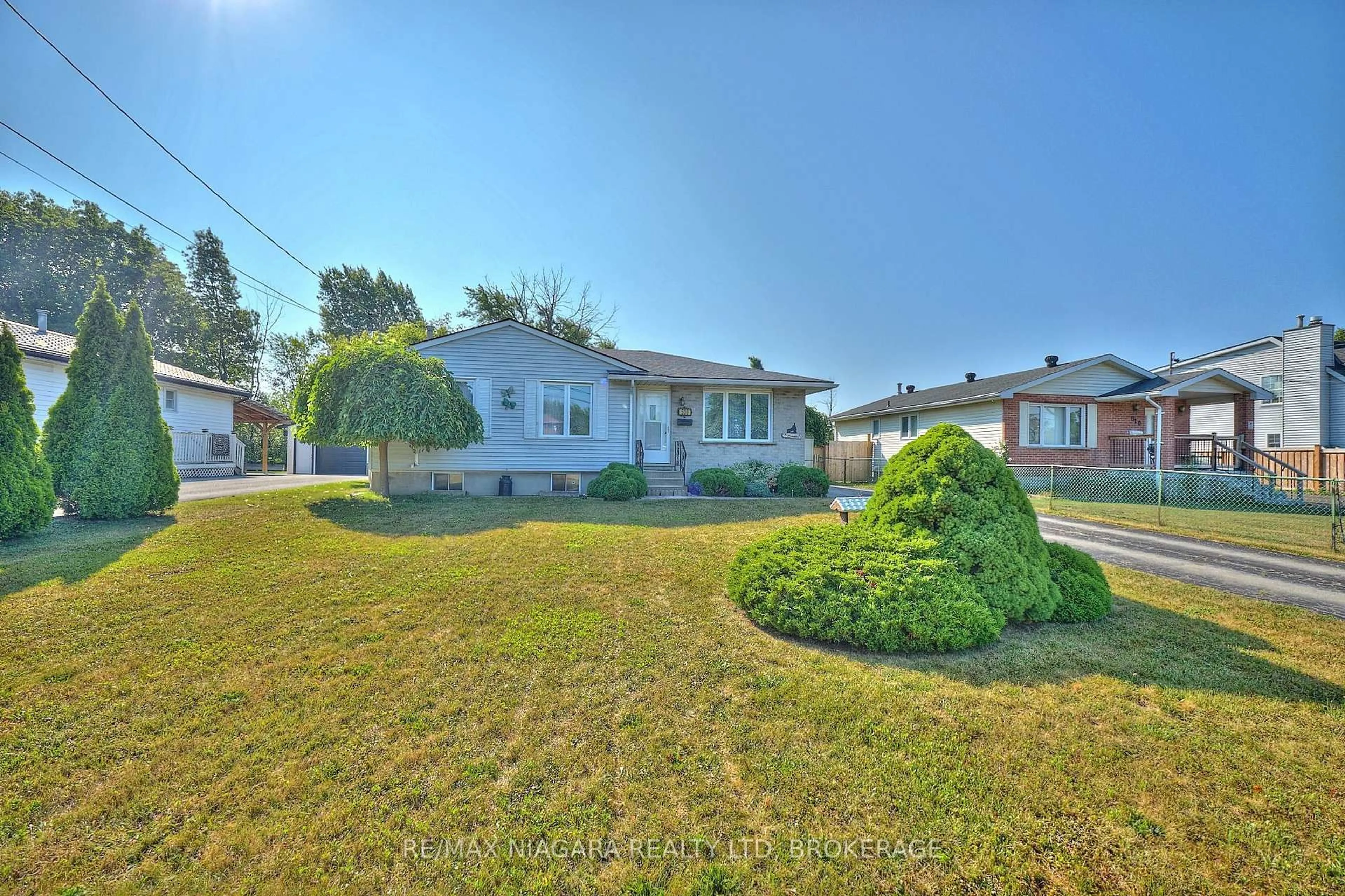A pic from outside/outdoor area/front of a property/back of a property/a pic from drone, street for 506 Walden Blvd, Fort Erie Ontario L2A 1S3