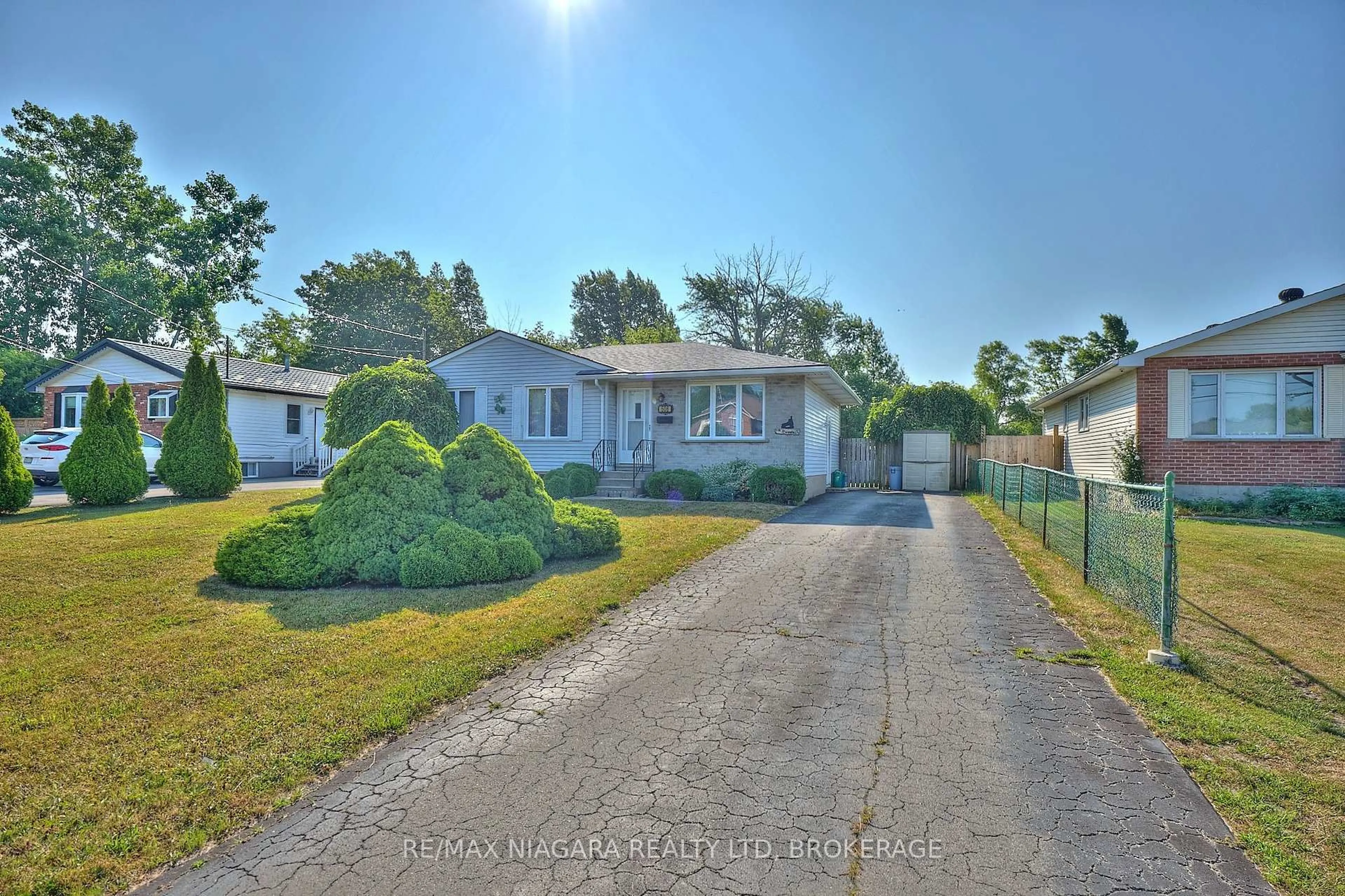 A pic from outside/outdoor area/front of a property/back of a property/a pic from drone, street for 506 Walden Blvd, Fort Erie Ontario L2A 1S3