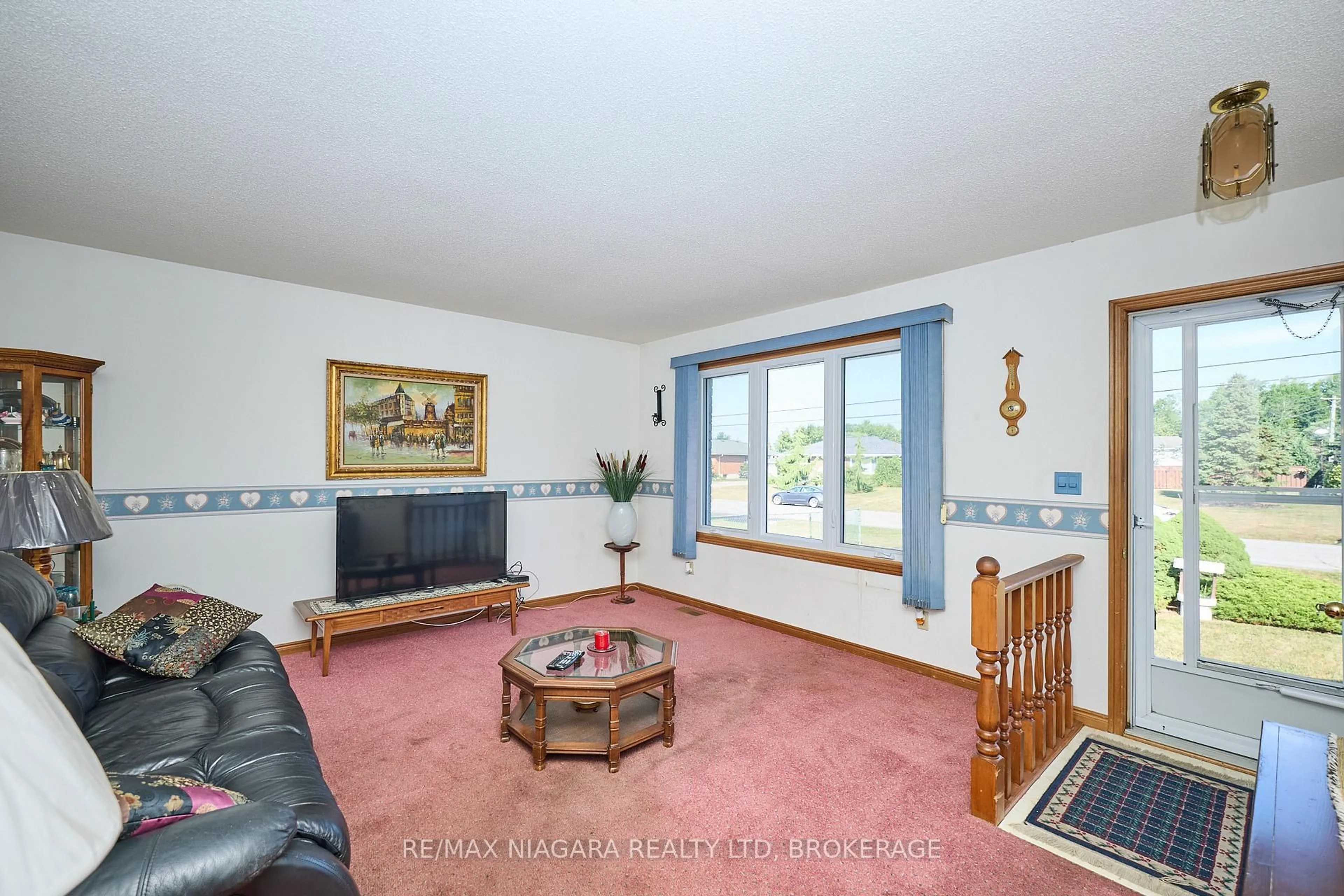 Living room with furniture, unknown for 506 Walden Blvd, Fort Erie Ontario L2A 1S3