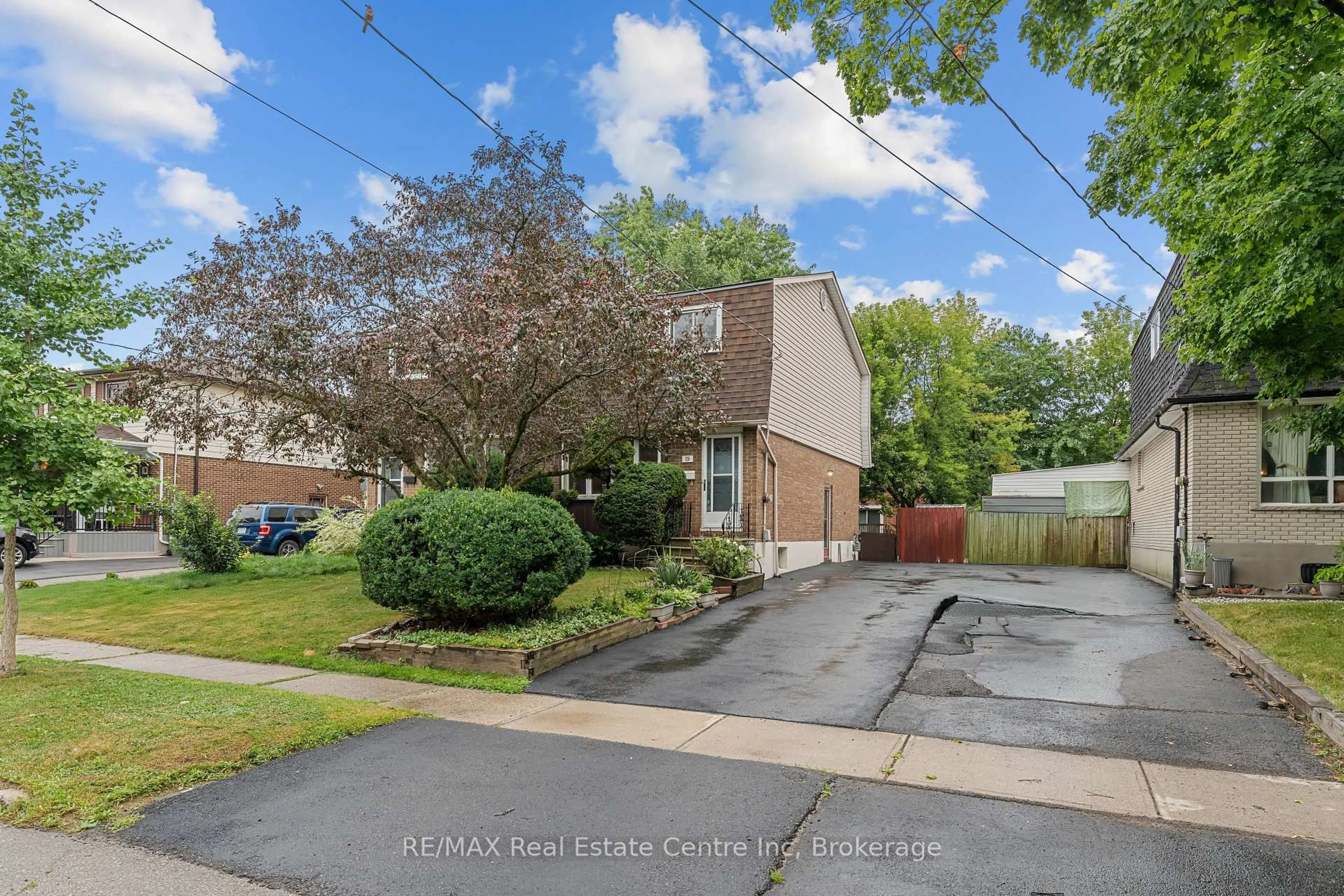 A pic from outside/outdoor area/front of a property/back of a property/a pic from drone, street for 19 Plymouth Crt, Guelph Ontario N1H 5W3