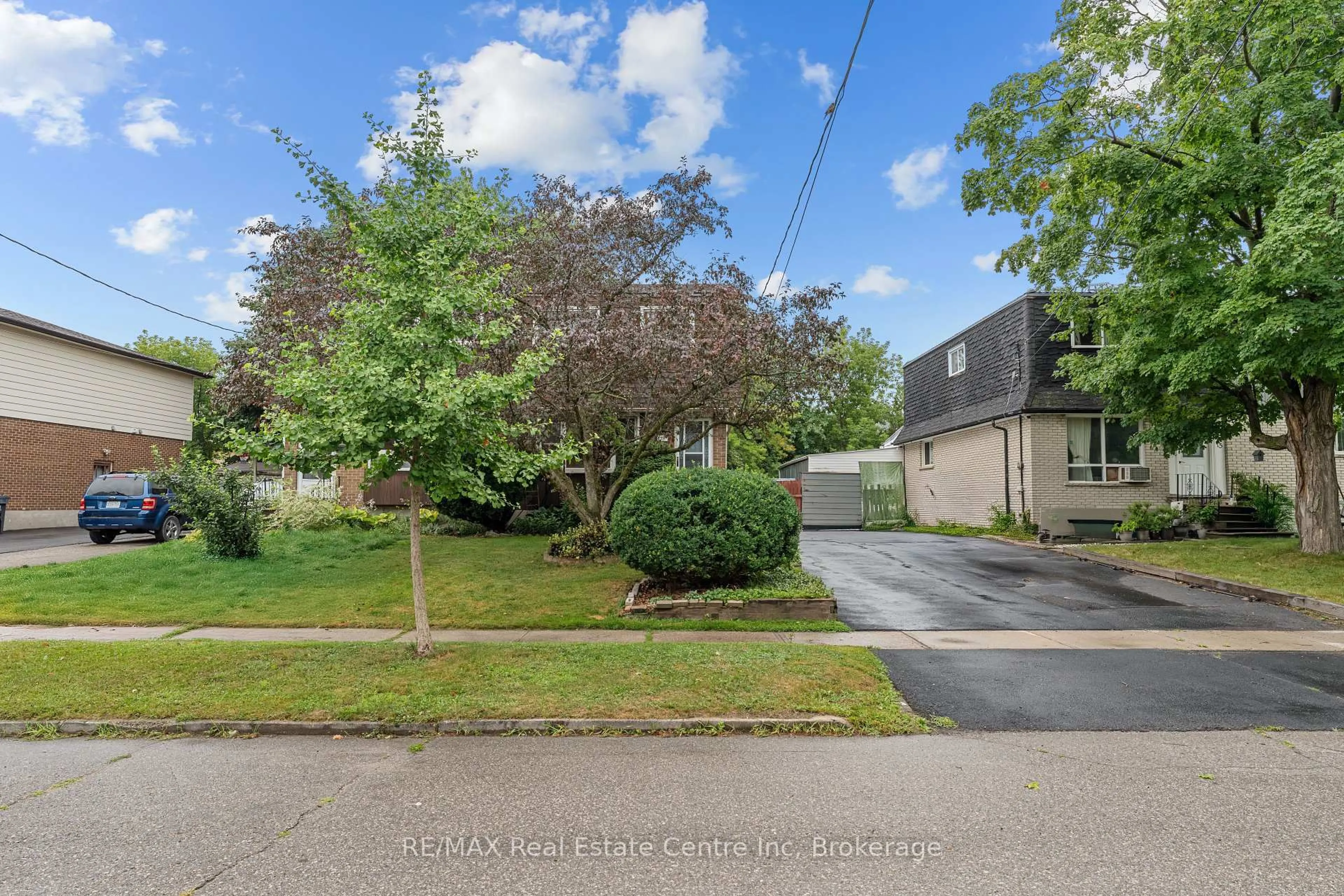 A pic from outside/outdoor area/front of a property/back of a property/a pic from drone, street for 19 Plymouth Crt, Guelph Ontario N1H 5W3