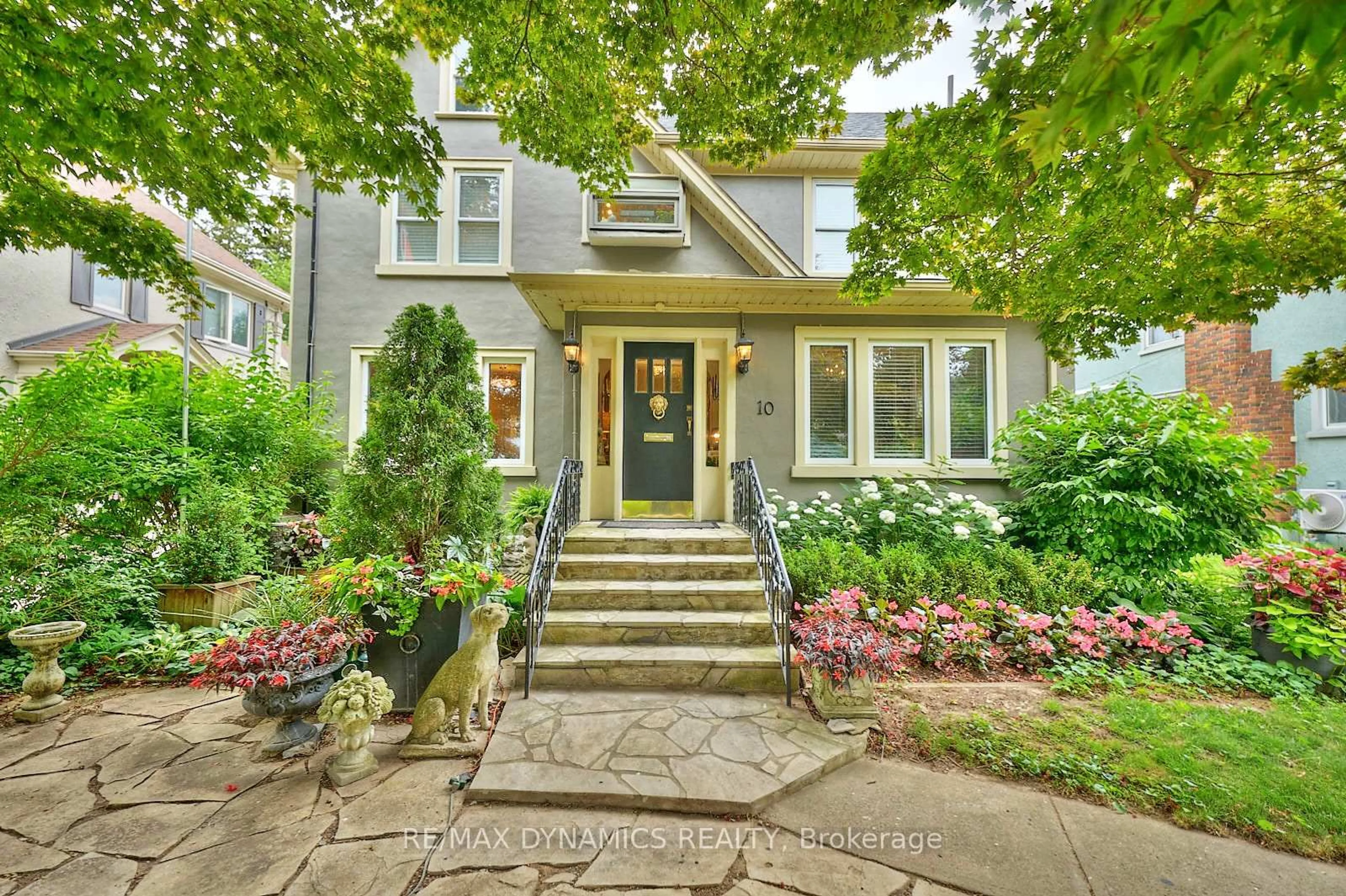 Indoor entryway for 10 Thairs Ave, St. Catharines Ontario L2R 6P1