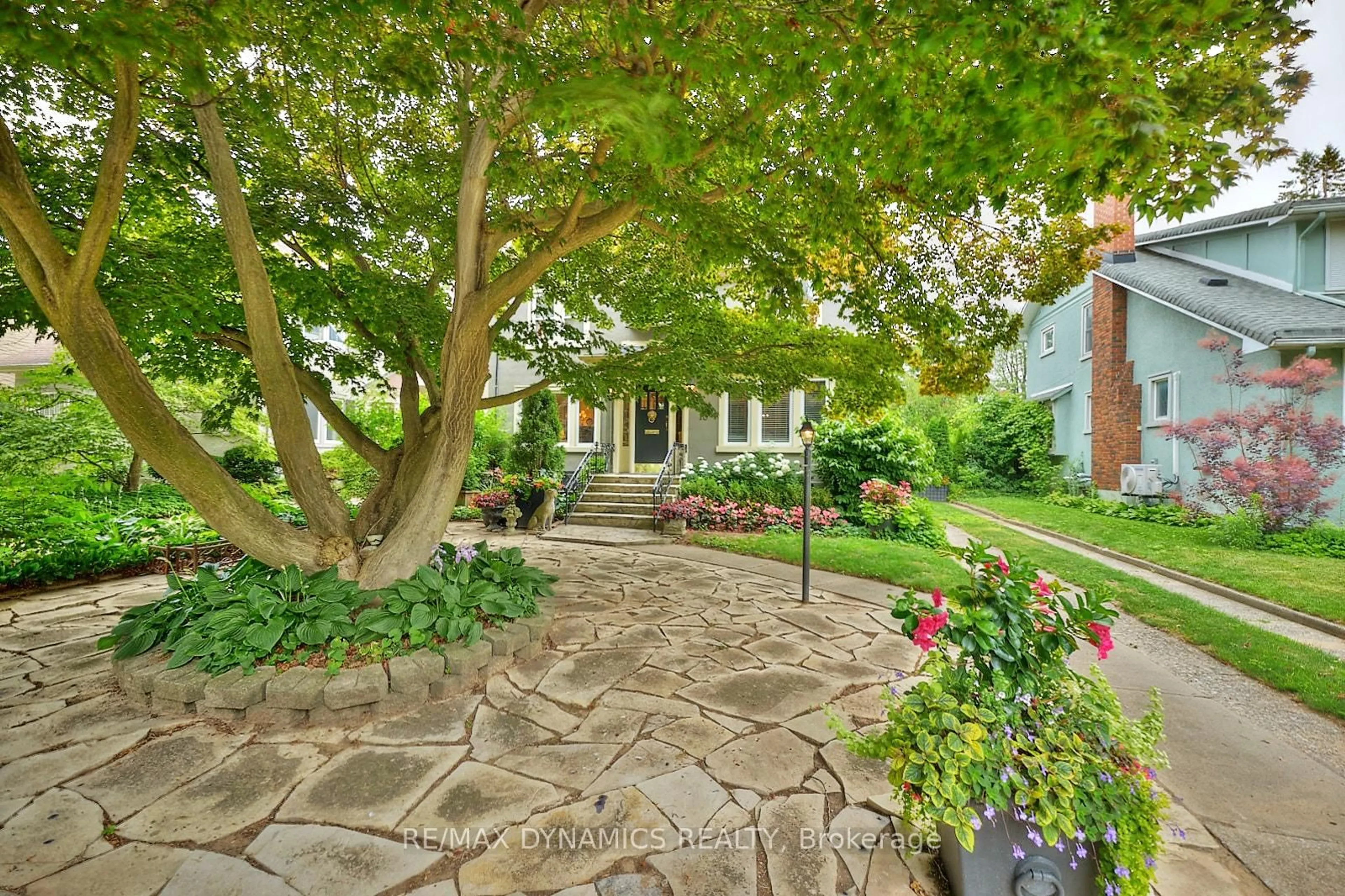 Patio, street for 10 Thairs Ave, St. Catharines Ontario L2R 6P1