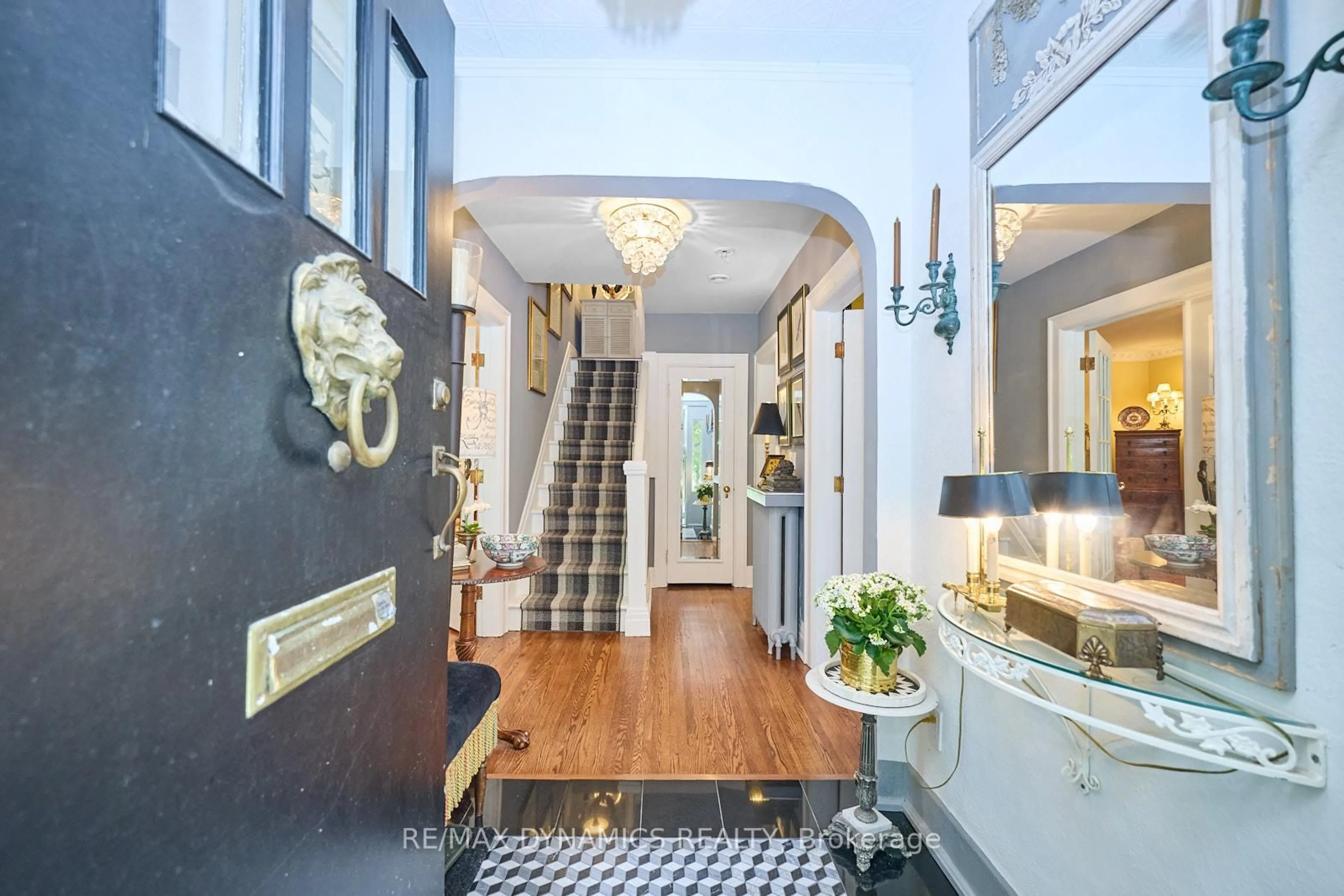 Indoor entryway for 10 Thairs Ave, St. Catharines Ontario L2R 6P1