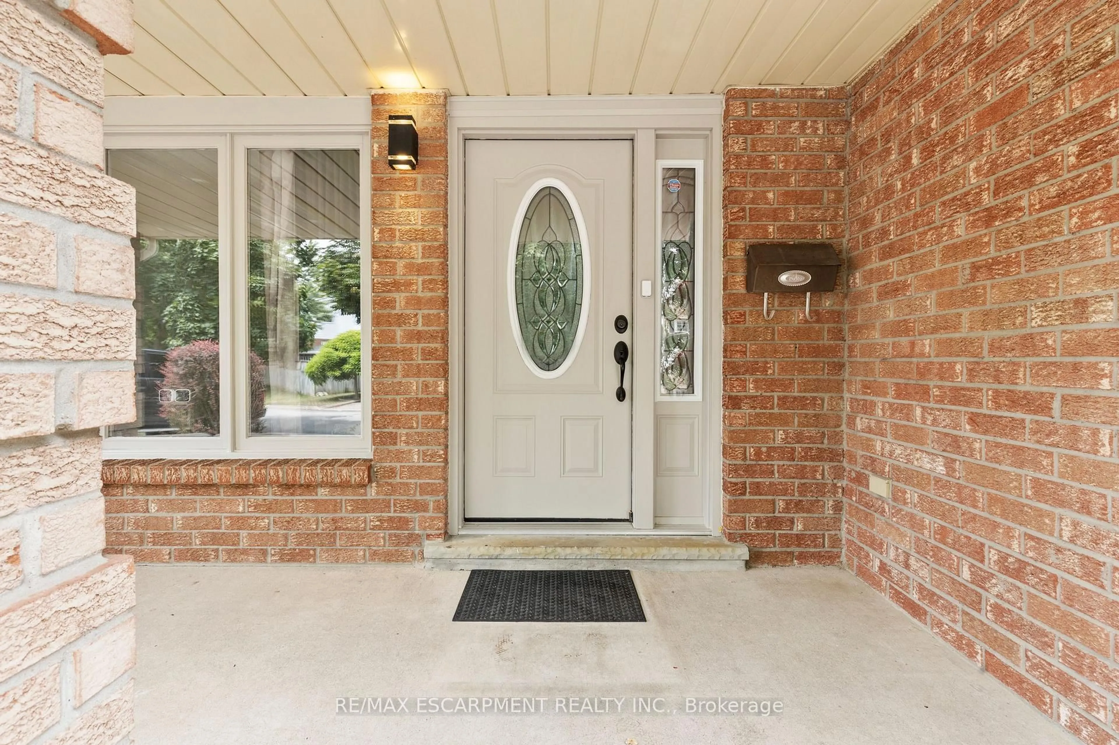 Indoor entryway for 8 Coleman Crt, Thorold Ontario L2V 4W3