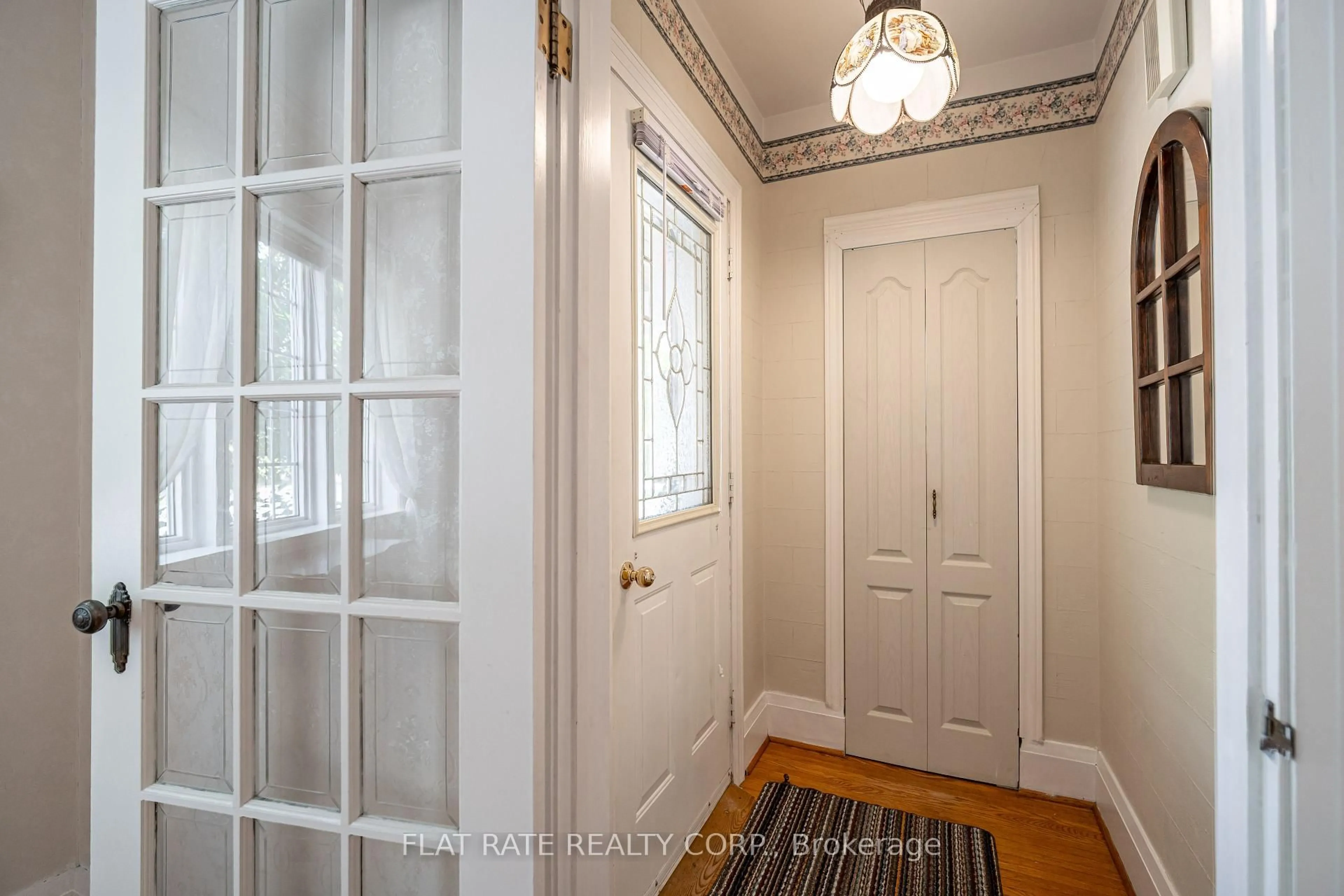 Indoor entryway for 557 Douglas Ave, Peterborough Central Ontario K9J 4L2