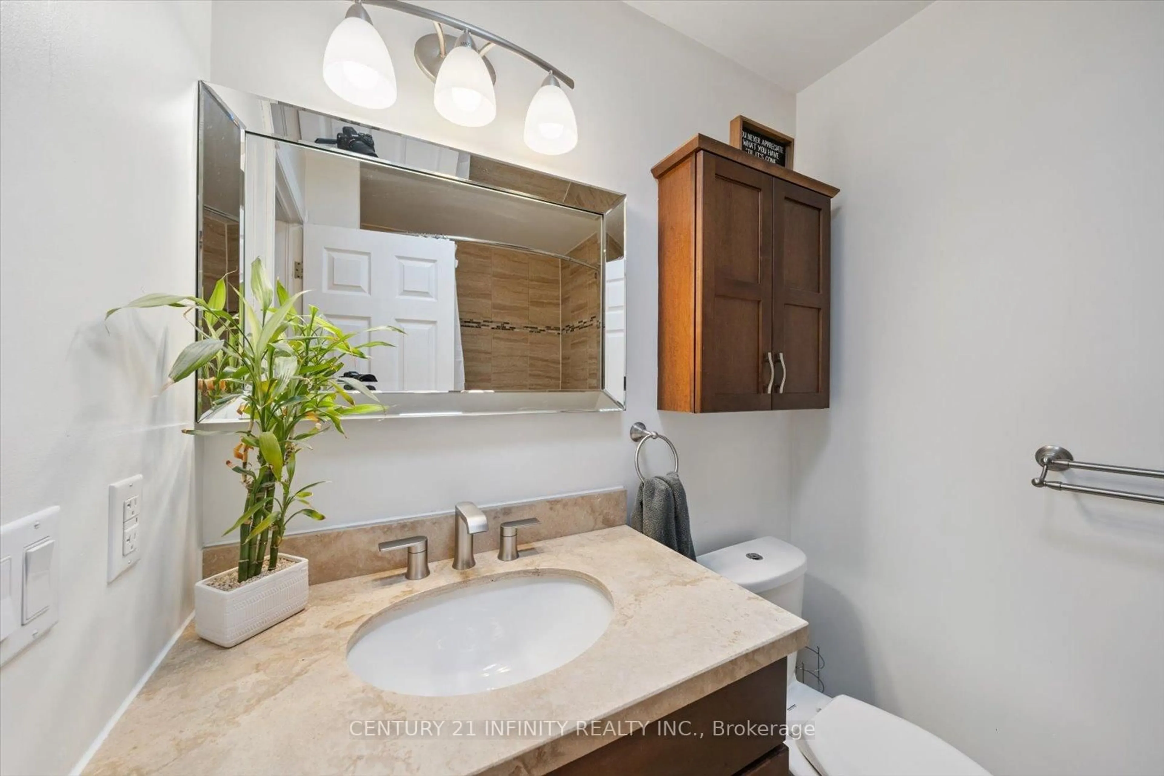 Standard bathroom, ceramic/tile floor for 1049 Glenhare St, Cobourg Ontario K9A 5B8