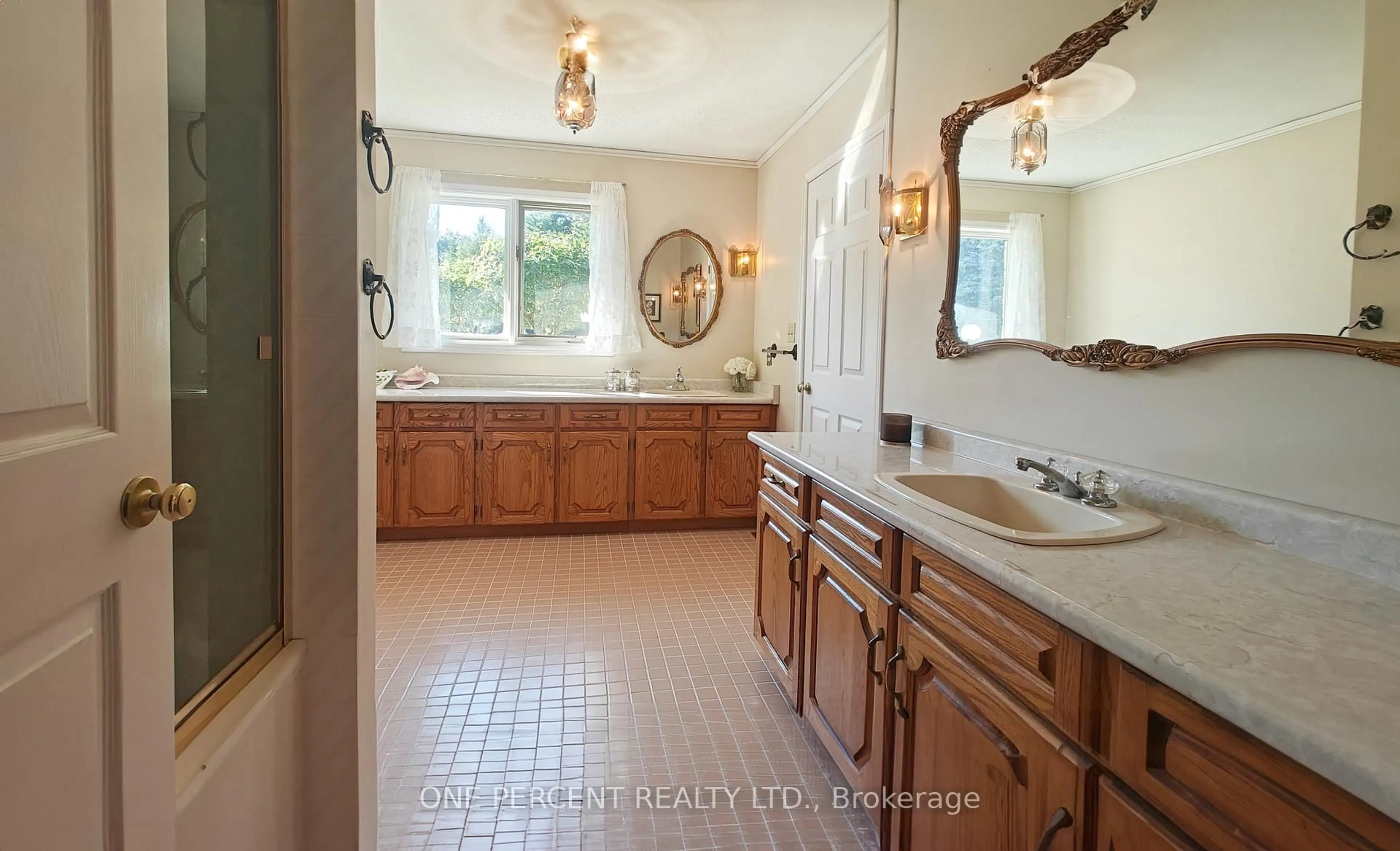 Standard bathroom, ceramic/tile floor for 266132 Maple Dell Rd, Norwich Ontario N0J 1P0