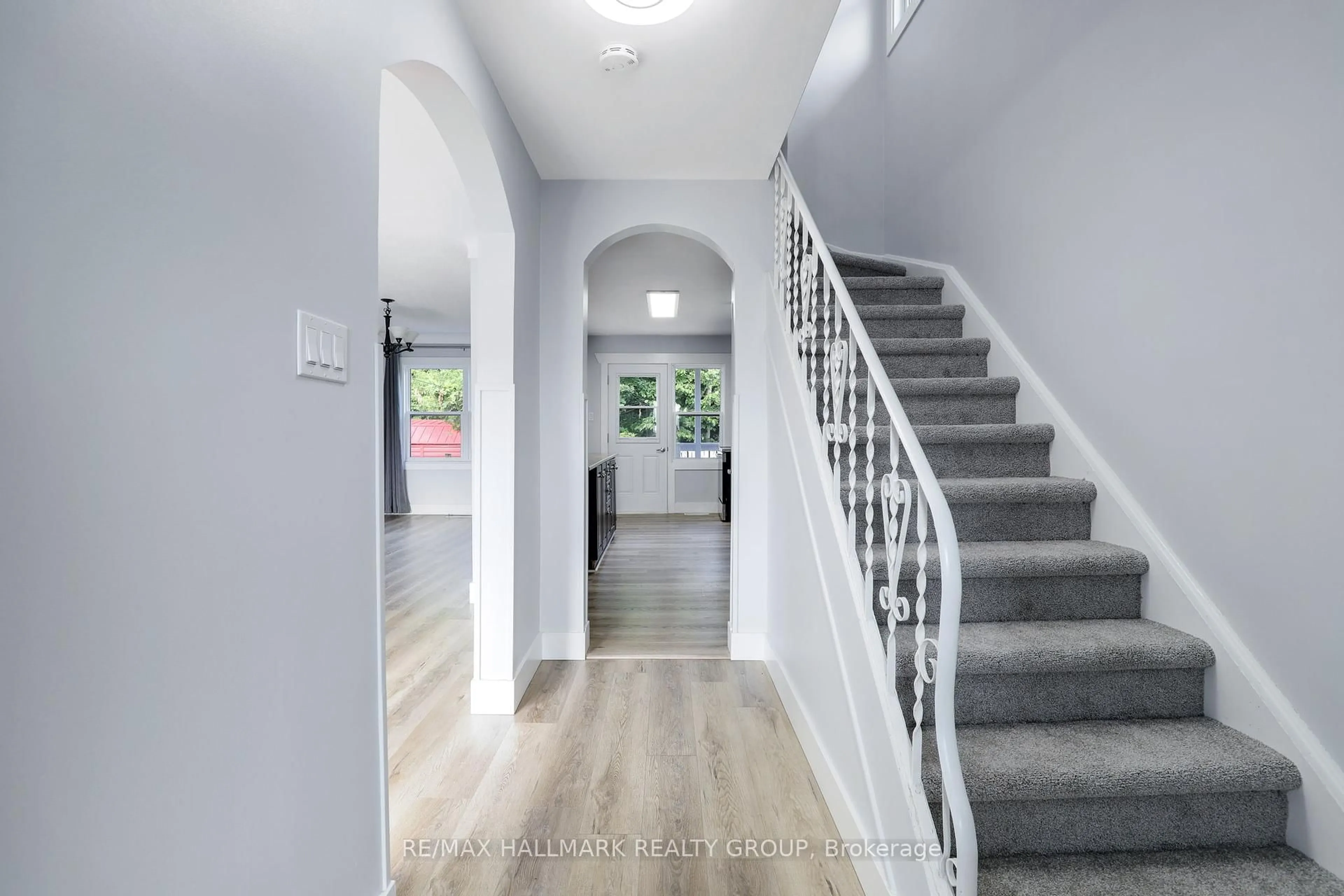 Indoor entryway for 1108 Merivale Rd, Ottawa Ontario K1Z 6B2