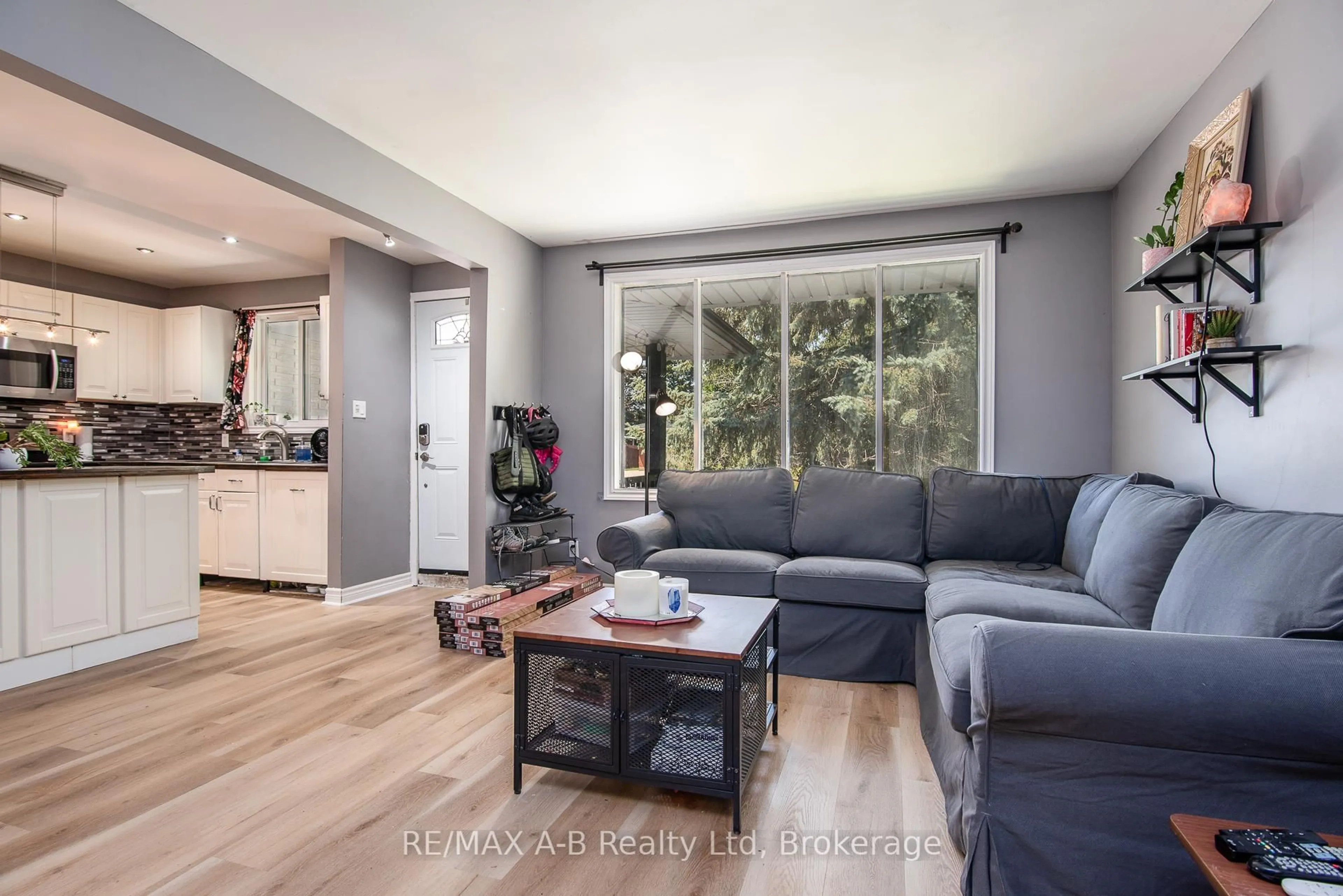 Living room with furniture, wood/laminate floor for 17 HICKORY Line, Stratford Ontario N5A 6Y5