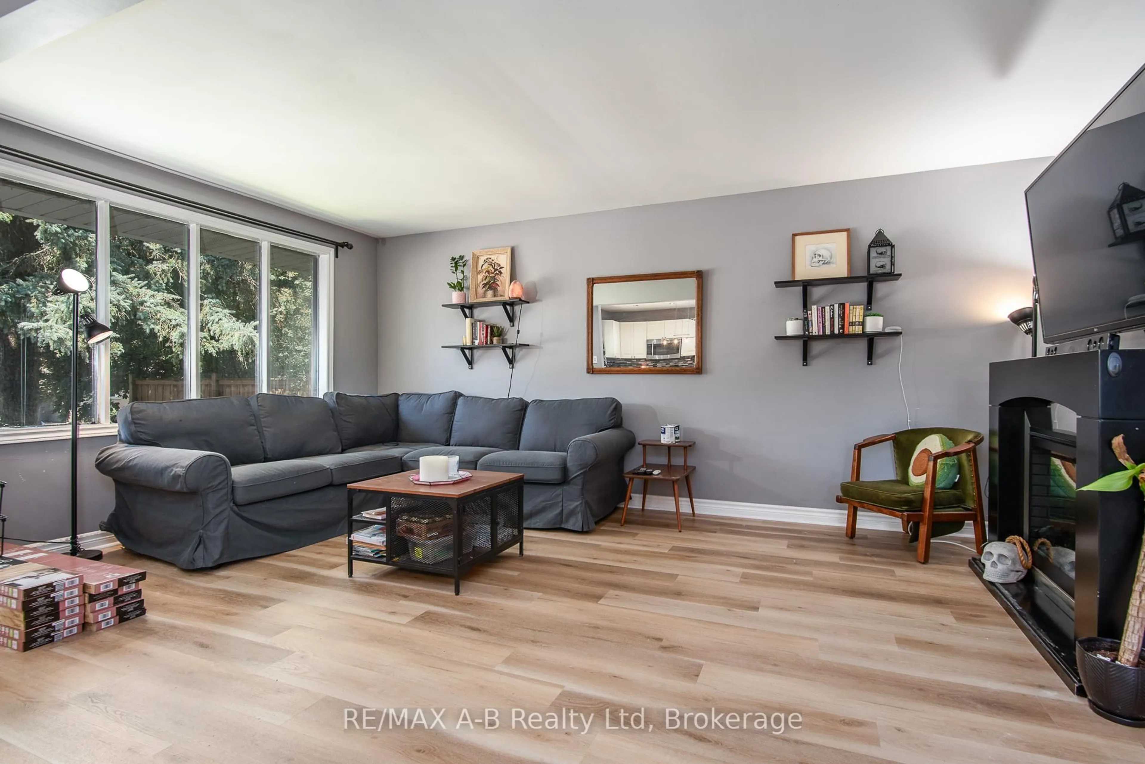 Living room with furniture, wood/laminate floor for 17 HICKORY Line, Stratford Ontario N5A 6Y5
