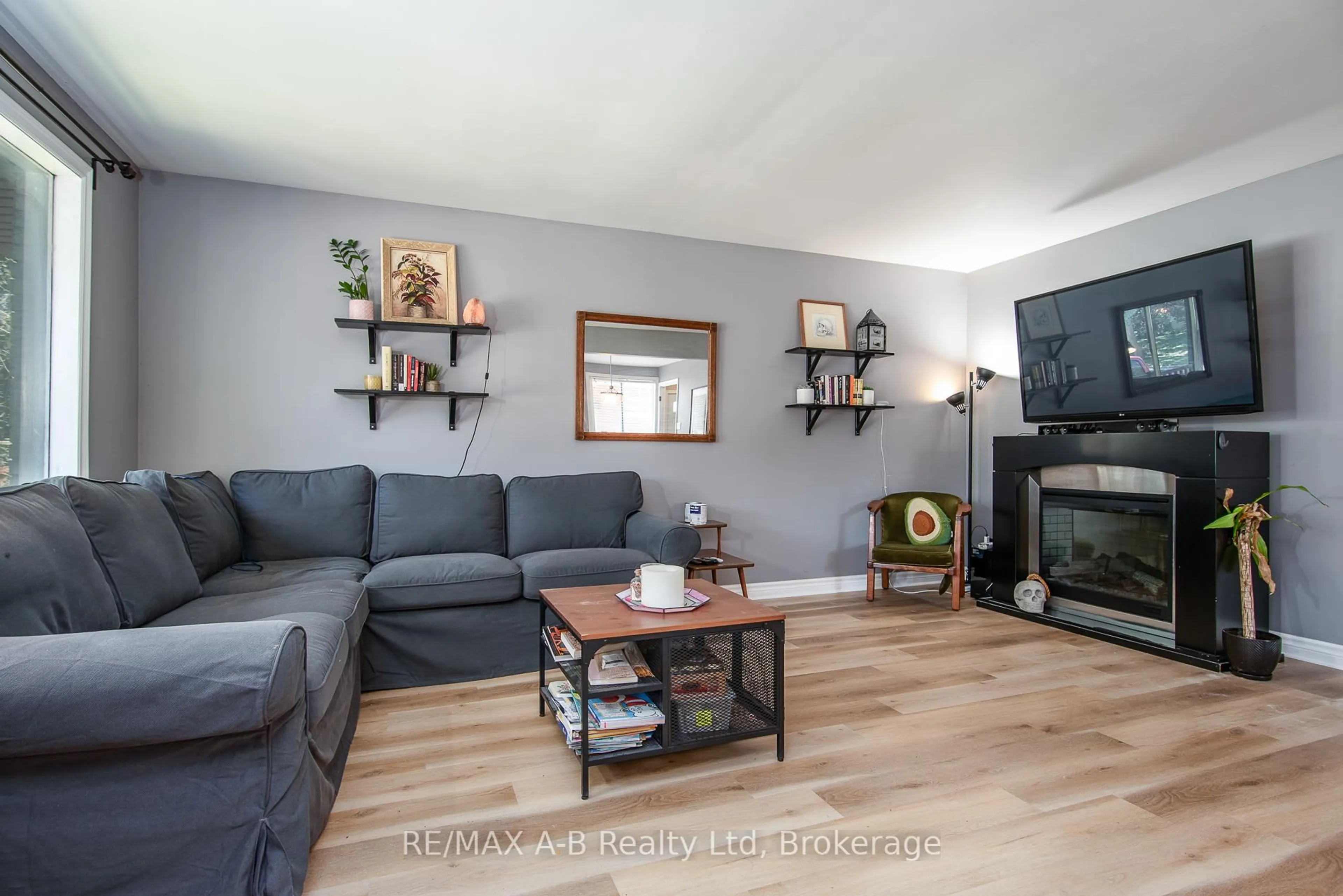 Living room with furniture, wood/laminate floor for 17 HICKORY Line, Stratford Ontario N5A 6Y5