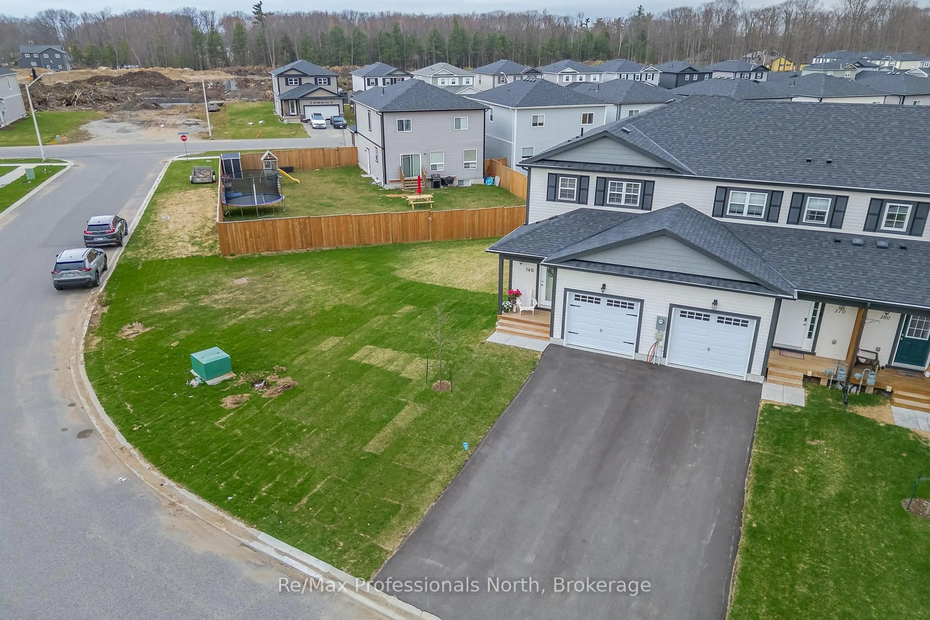A pic from outside/outdoor area/front of a property/back of a property/a pic from drone, street for 160 Daffodil Crt, Gravenhurst Ontario P1P 0B8