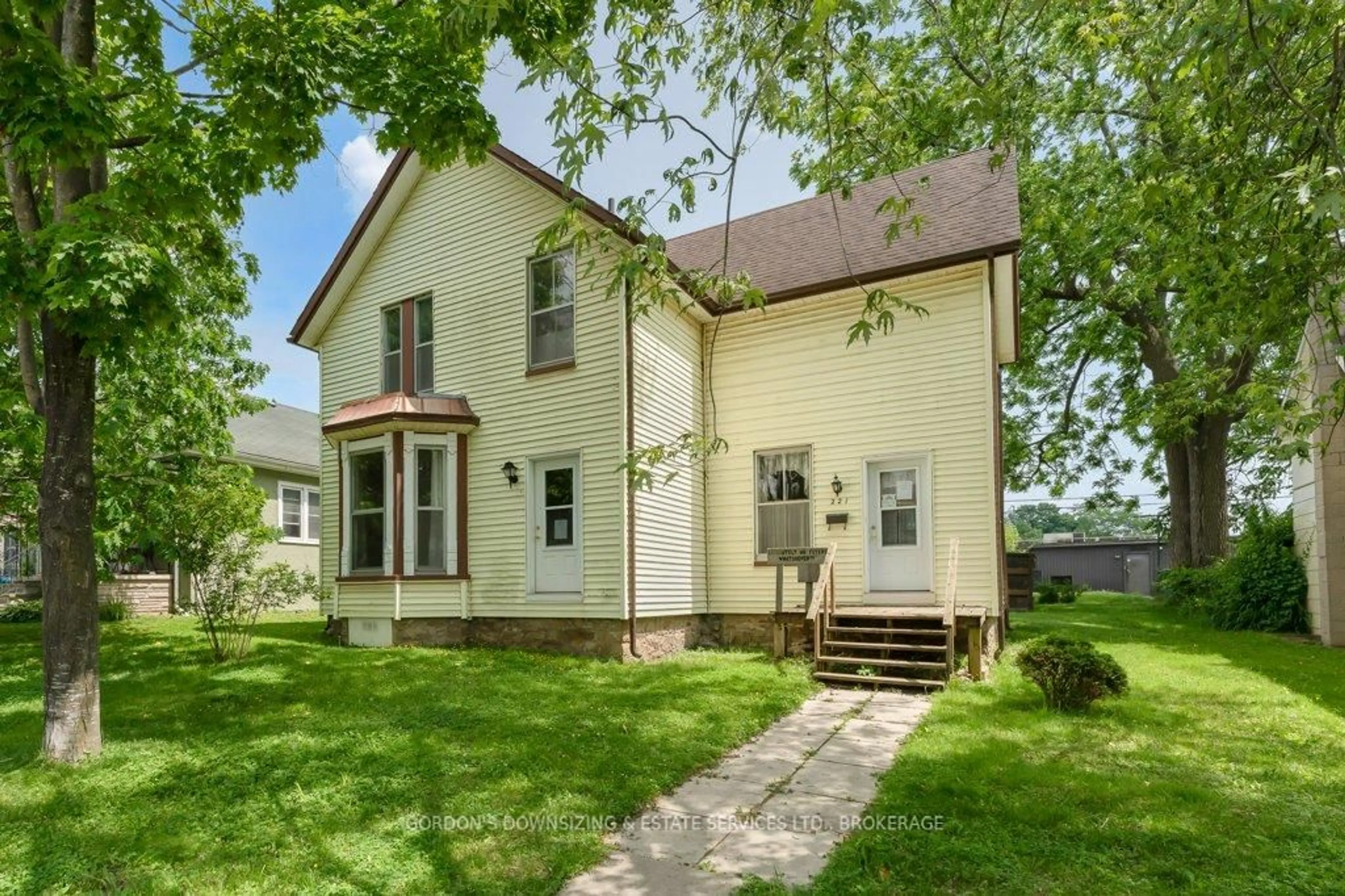 A pic from outside/outdoor area/front of a property/back of a property/a pic from drone, street for 221 Garden St, Gananoque Ontario K7G 1J3