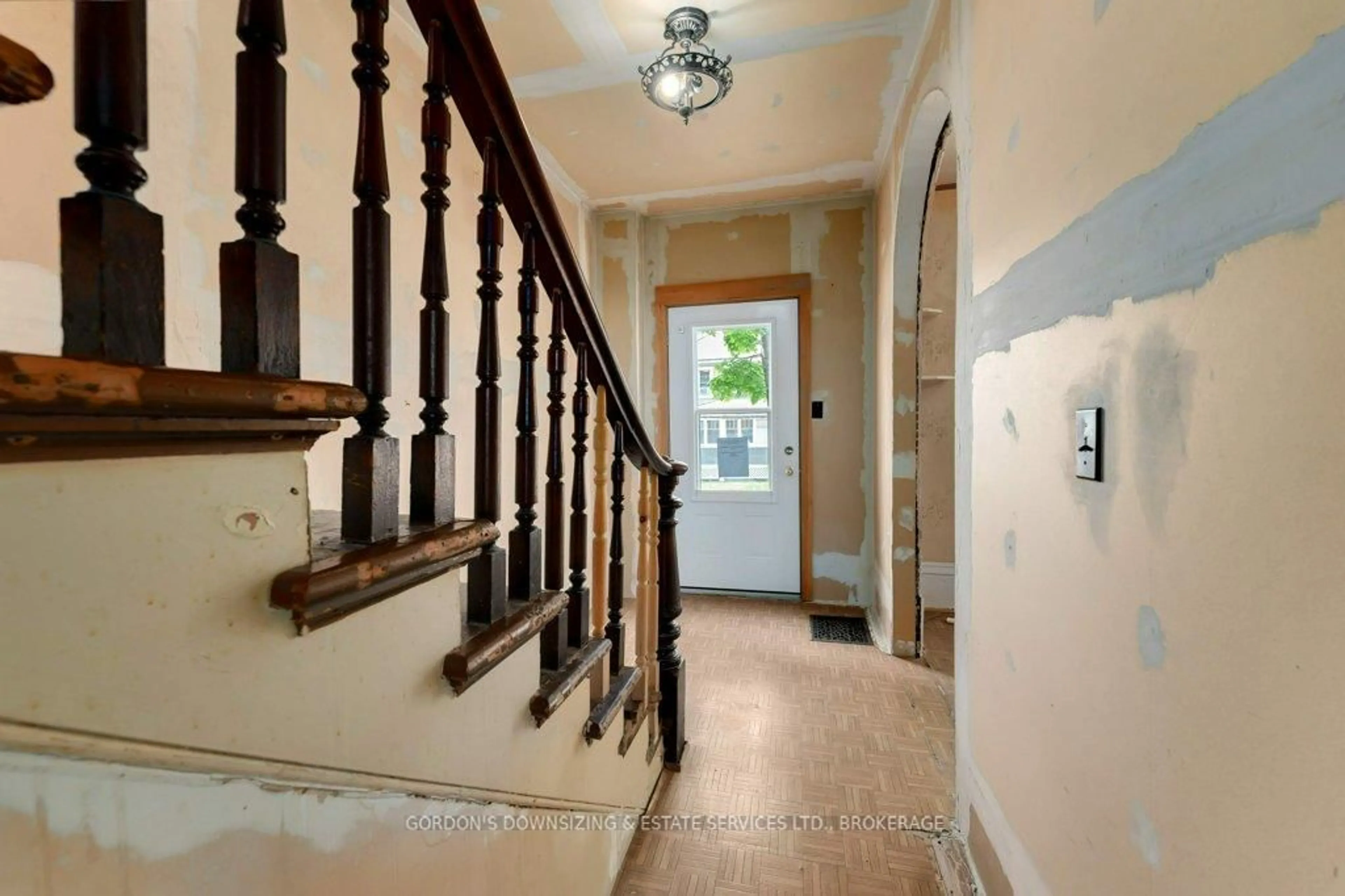 Indoor foyer for 221 Garden St, Gananoque Ontario K7G 1J3