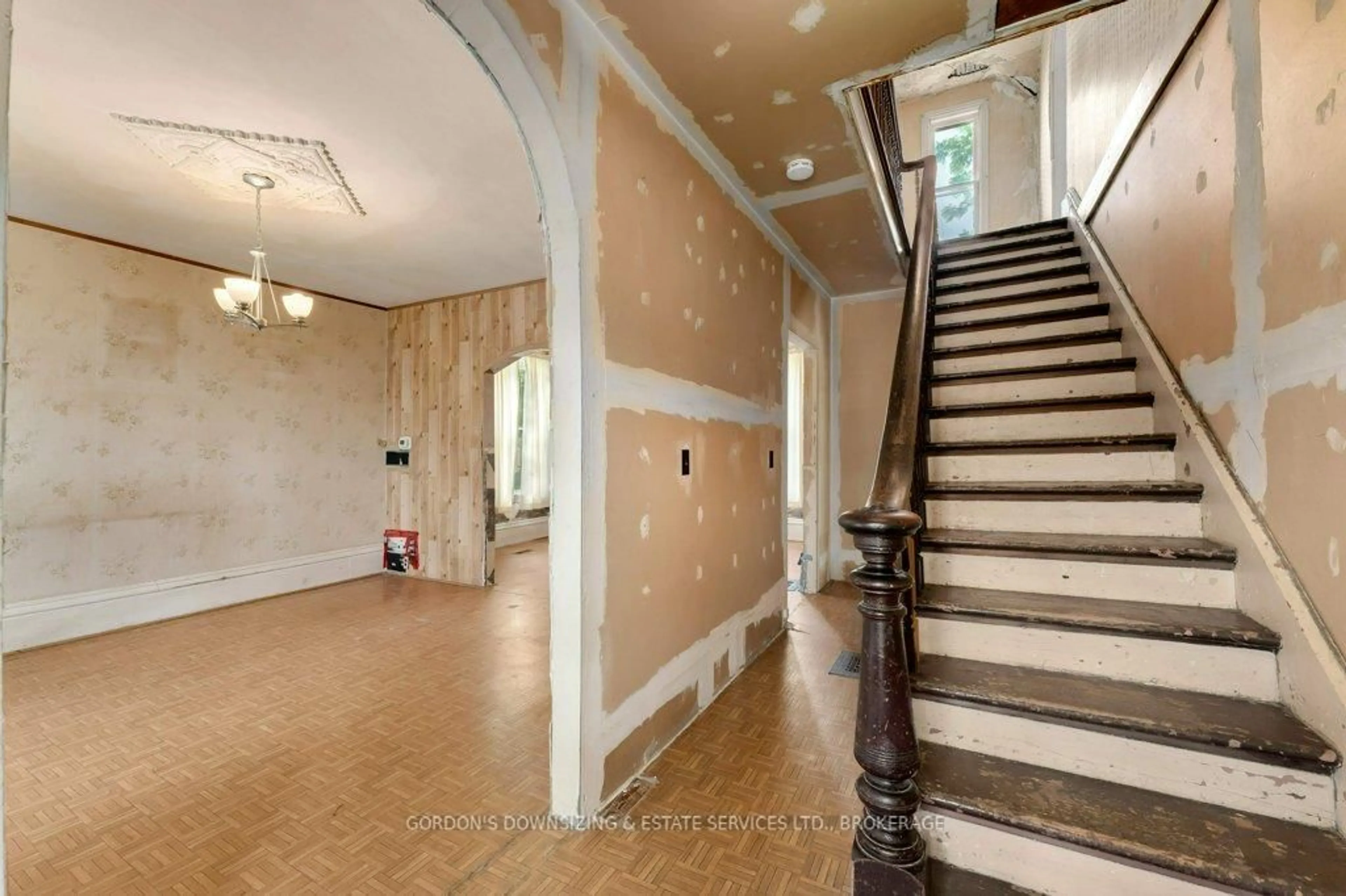 Indoor foyer for 221 Garden St, Gananoque Ontario K7G 1J3