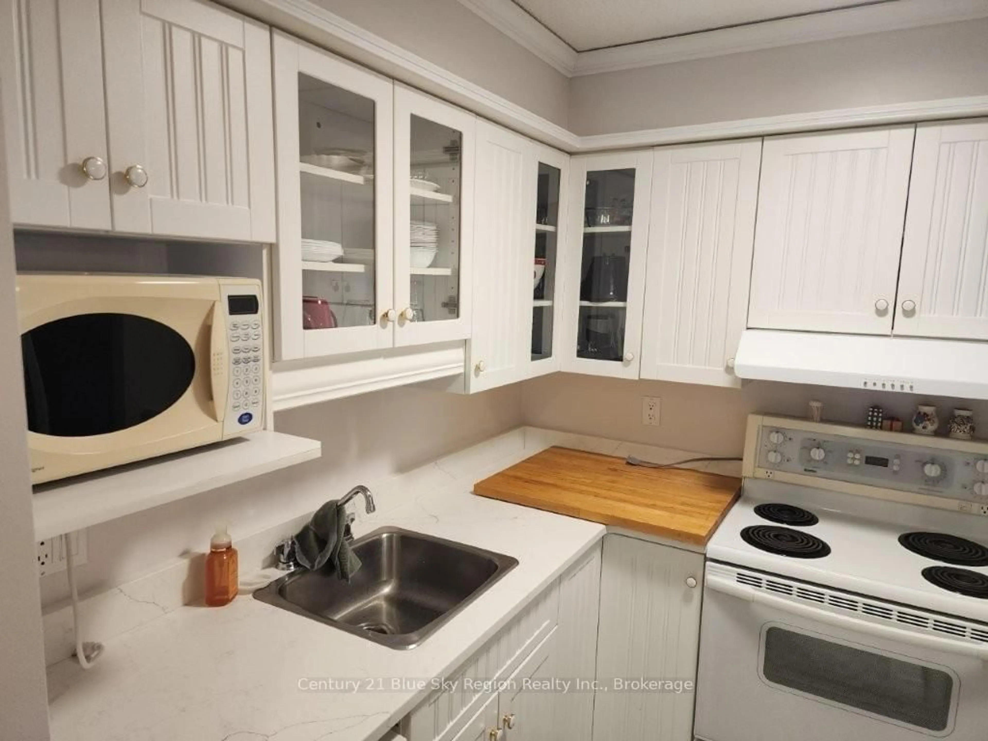 Standard kitchen, unknown for 130 Worthington St #405, North Bay Ontario P1B 3B2