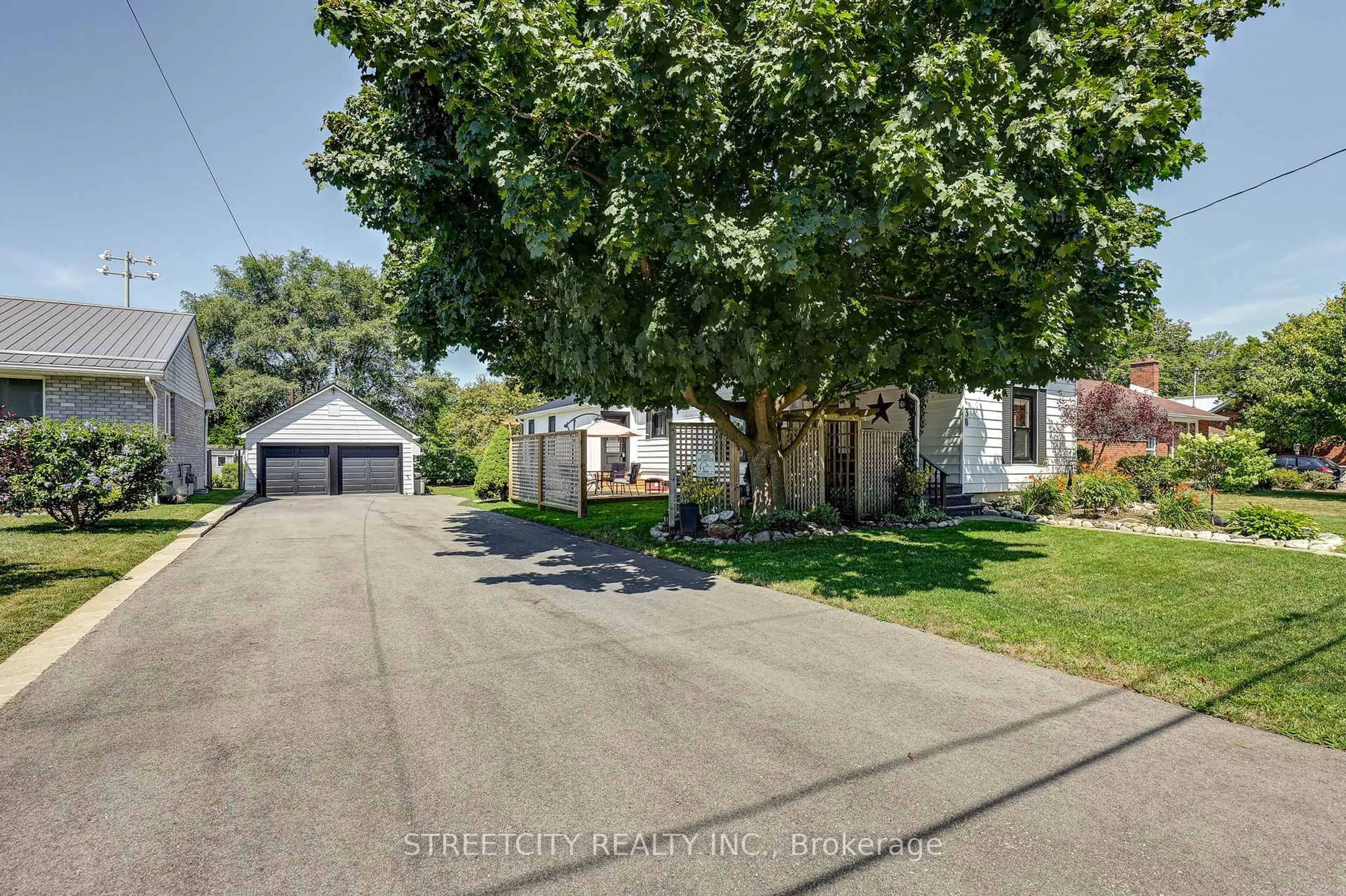 A pic from outside/outdoor area/front of a property/back of a property/a pic from drone, street for 38 St. Andrew St, Aylmer Ontario N5H 2N1