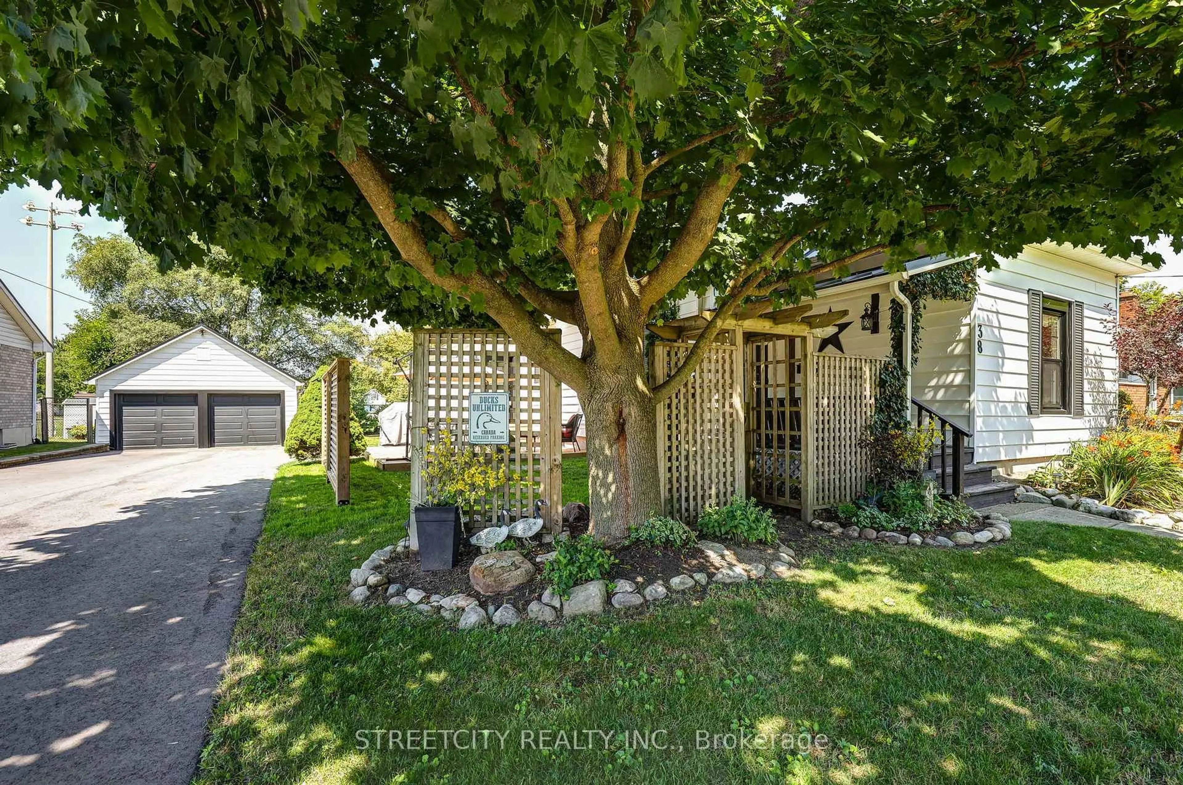 A pic from outside/outdoor area/front of a property/back of a property/a pic from drone, street for 38 St. Andrew St, Aylmer Ontario N5H 2N1